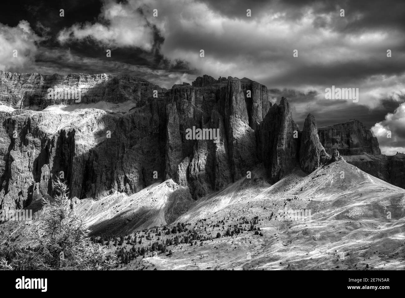 Paesaggio a infrarossi del Gruppo di Sella, Dolomiti Foto Stock
