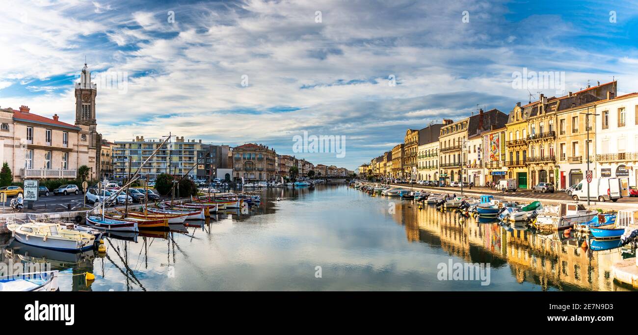 Panoramica del canale Sete e del Palazzo Consolare, a Herault in Occitania, Francia Foto Stock