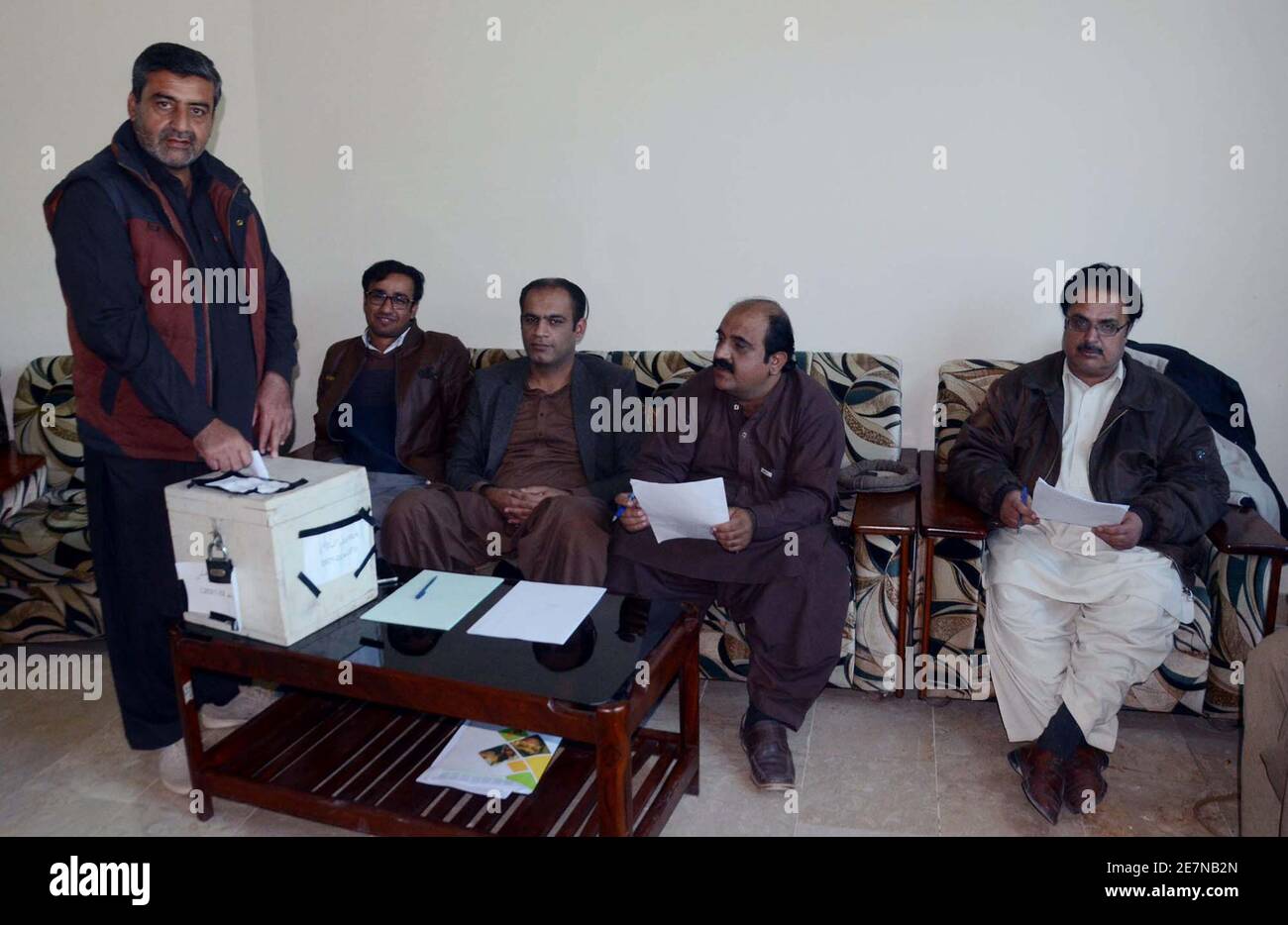 I membri dell'Unione dei giornalisti del Balochistan (BUJ) votano in occasione delle elezioni del BUJ 2021, svoltesi sabato 30 gennaio 2021 presso il club stampa di Quetta. Foto Stock