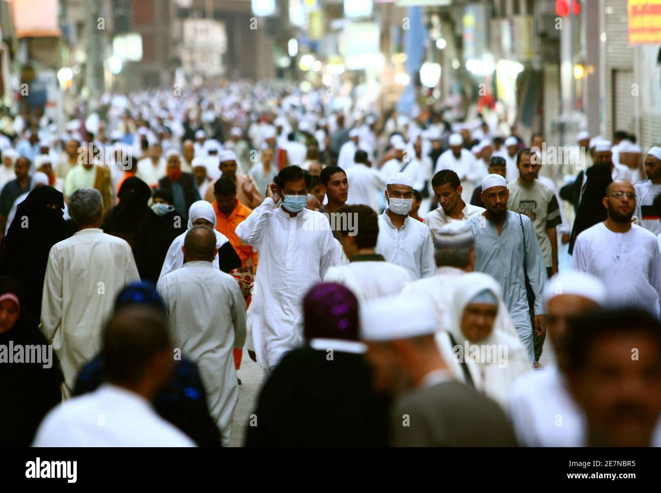 I musulmani che indossano la maschera medica camminano fuori della Grande Moschea dopo le preghiere notturne durante il mese santo di Ramadan in Mecca 15 settembre 2009. I musulmani di tutto il mondo si astengono dal mangiare, bere e condurre relazioni sessuali dall'alba al tramonto durante il Ramadan, il mese più sacro del calendario islamico. REUTERS/Fahad Shadeed (SOCIETÀ RELIGIOSA DELL'ARABIA SAUDITA) Foto Stock