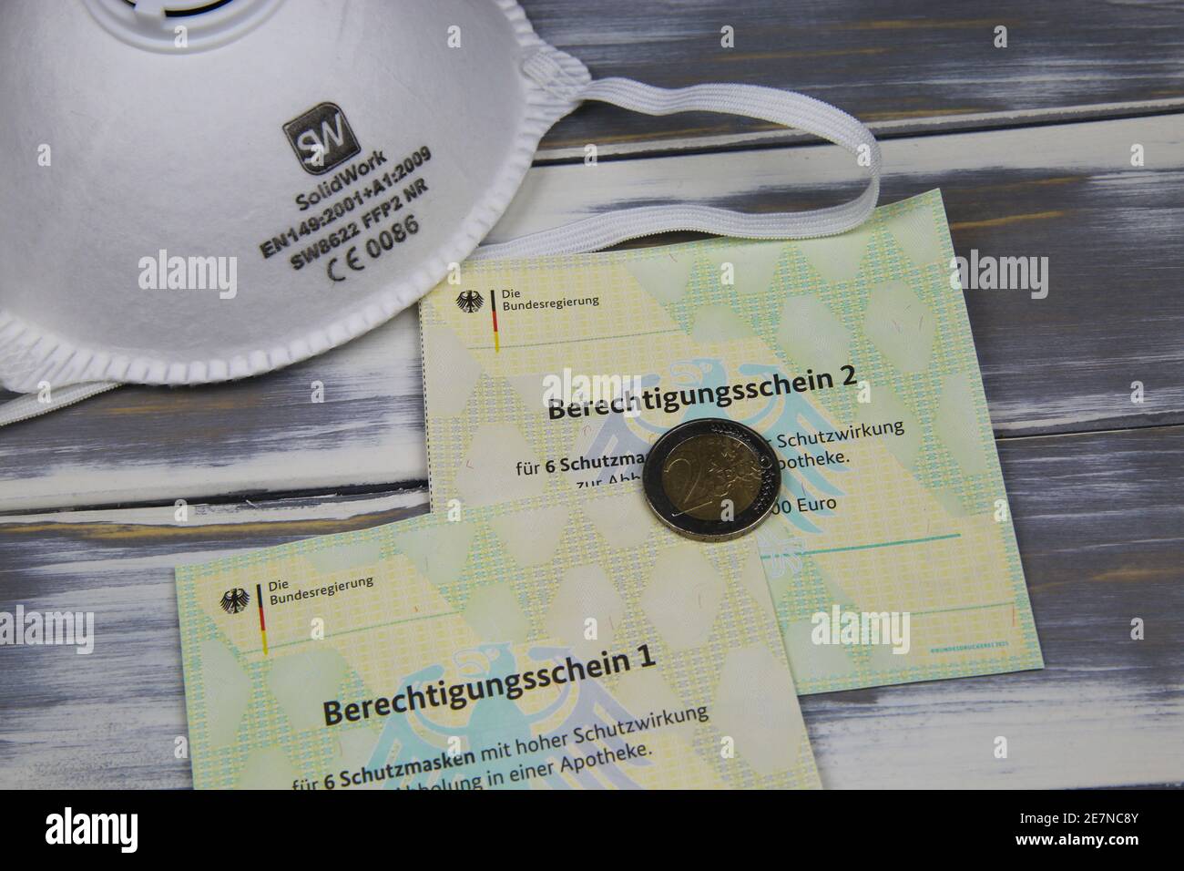 Viersen, Germania - Gennaio 28. 2021: Closeup del certificato di abilitazione del governo tedesco (berechtigungsschein) per le maschere di protezione ffp2 acquistare warra Foto Stock