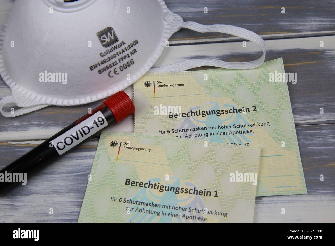Viersen, Germania - Gennaio 28. 2021: Closeup del certificato di abilitazione del governo tedesco (berechtigungsschein) per le maschere di protezione ffp2 acquistare warra Foto Stock