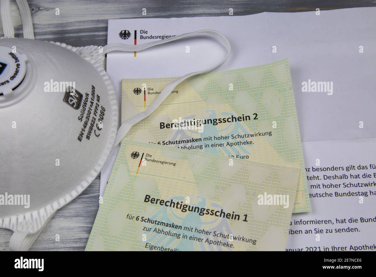 Viersen, Germania - Gennaio 28. 2021: Closeup del certificato di abilitazione del governo tedesco (berechtigungsschein) per le maschere di protezione ffp2 acquistare warra Foto Stock