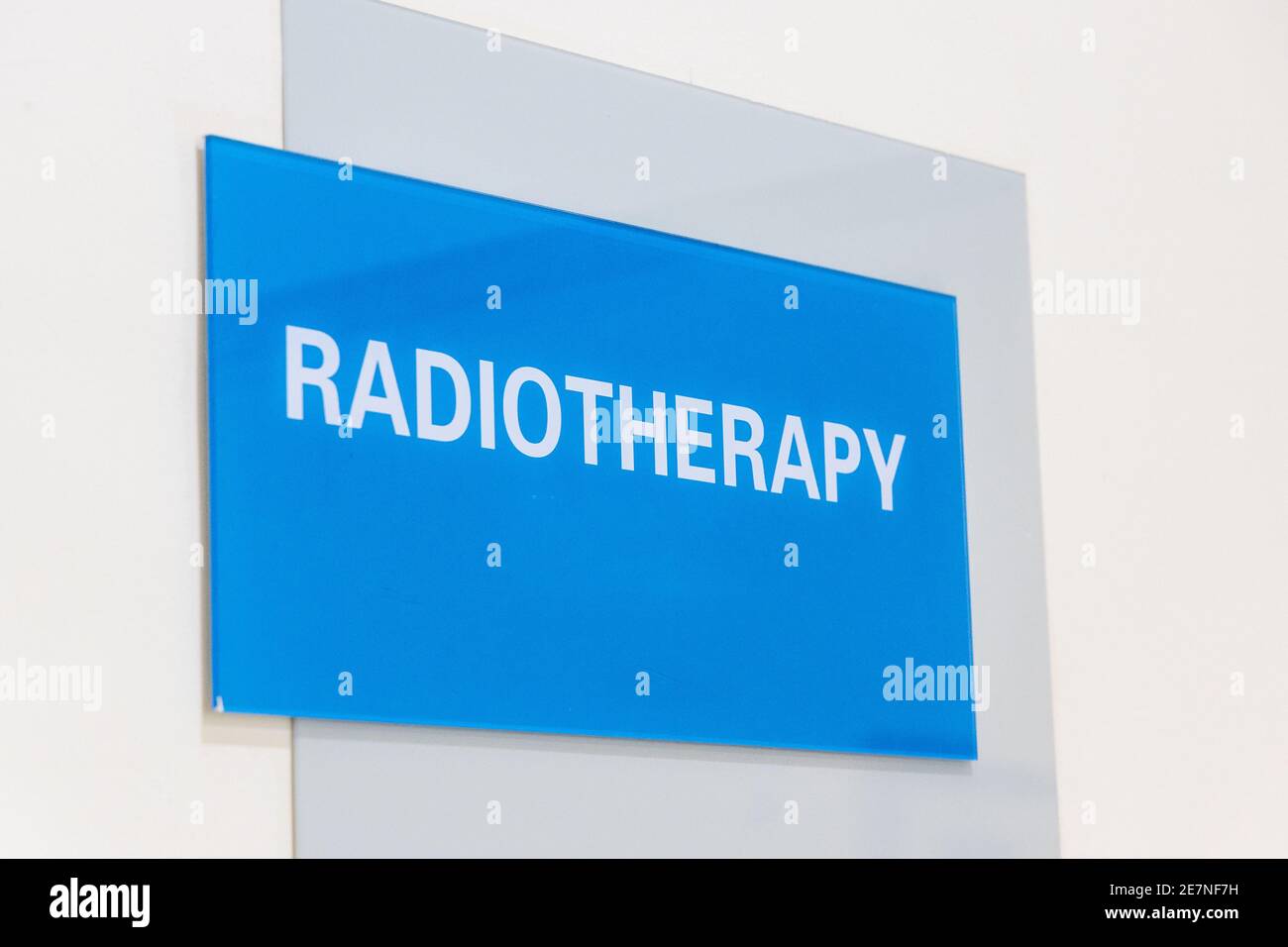 Segnaletica per la direzione delle parole in radioterapia in ospedale per il trattamento del cancro Foto Stock