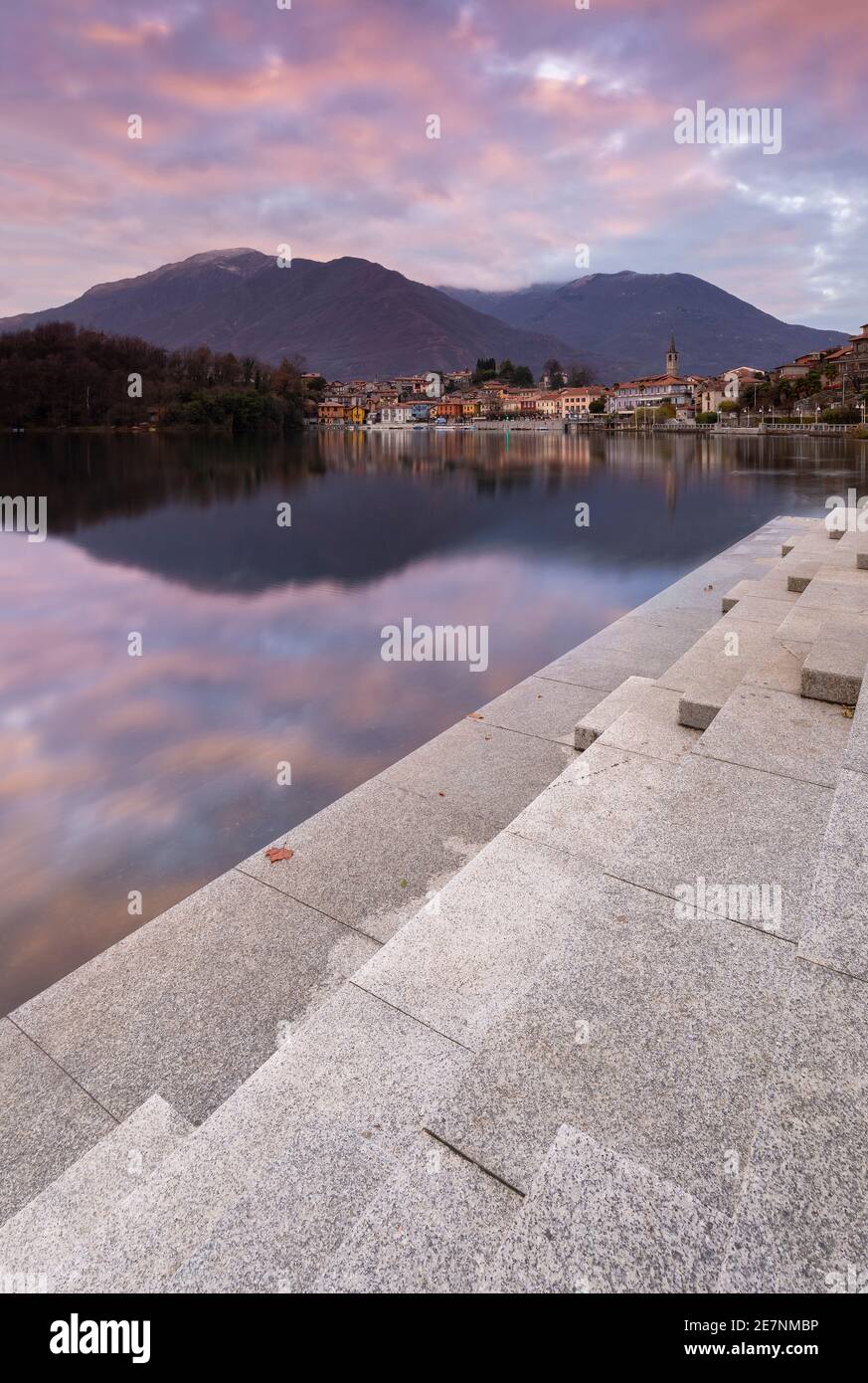 Vista sulla cittadina di Mergozzo e sul Lago di Mergozzo durante un tramonto invernale. Verbano Cusio Ossola, Piemonte, Italia. Foto Stock