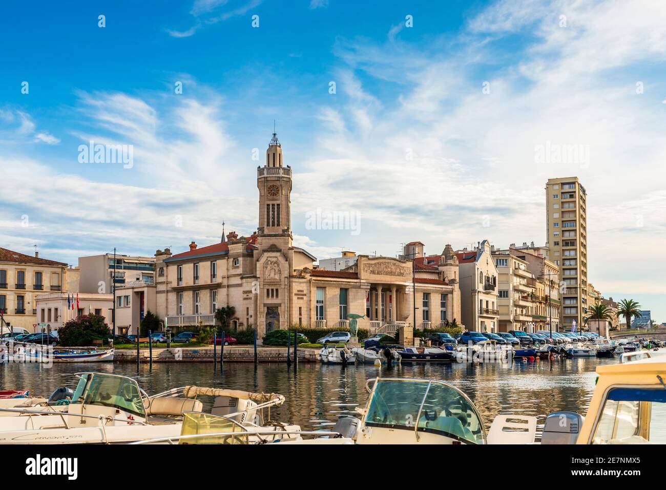 Panoramica del canale Sete e del Palazzo Consolare, a Herault in Occitania, Francia Foto Stock