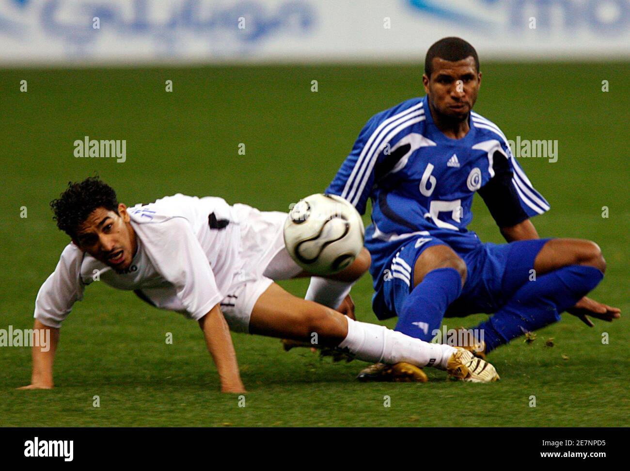 Al Hilal Khaled al Zakar (R) combatte per la palla con Ahmed Oteef di al Shabab durante la partita di calcio di qualificazione della Saudi Crown Prince Cup a Riyadh il 1° marzo 2008. REUTERS/Fahad Shadeed (ARABIA SAUDITA) Foto Stock