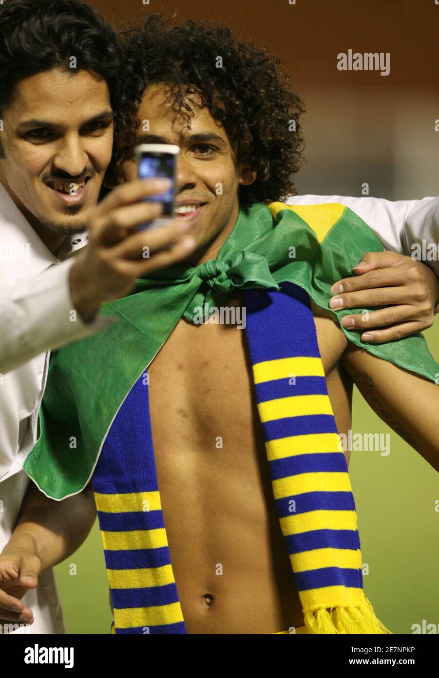 Elton Khotha (R) di al Nasar si pone per una foto con un fan dopo aver sconfitto al Shabab nella loro partita di calcio di qualificazione Saudi Prince Faisal Bin Fahad Cup a Riyadh il 22 marzo 2008. REUTERS/Fahad Shadeed (ITALIA) Foto Stock