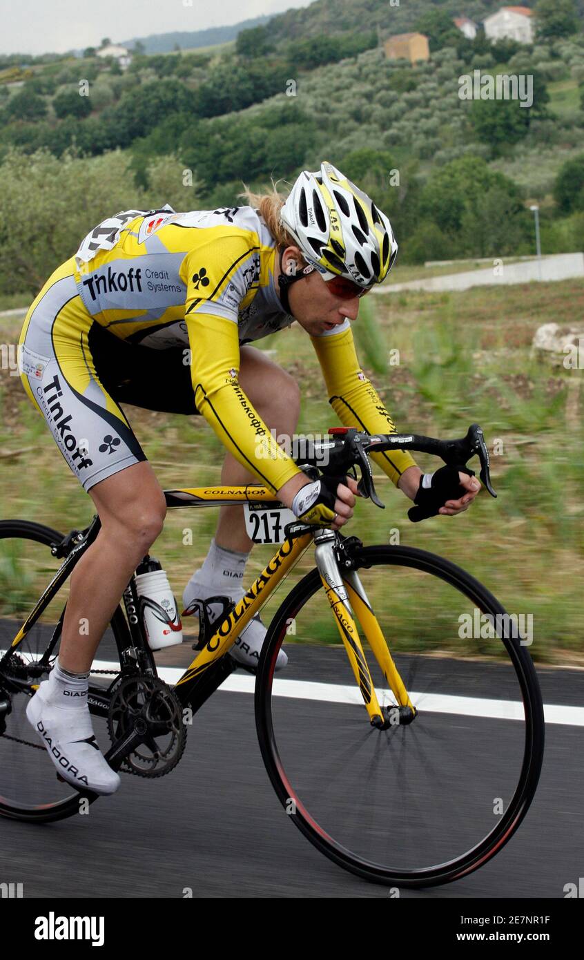 Russia's Pavel Brutt of team Tinkoff cycles to win the fifth stage of the  Giro d'Italia cycling race from Belvedere Marittimo to Contursi Terme May  14, 2008. REUTERS/Giampiero Sposito (ITALY Foto stock -