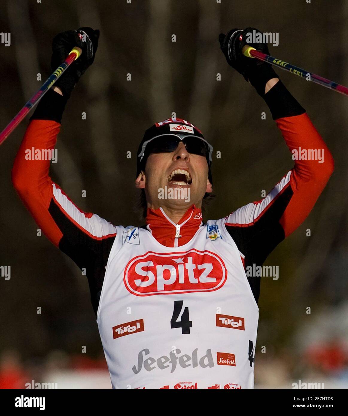 Mario Stecher in Austria celebra la sua vittoria della Coppa del mondo combinata nordica a Seefeld, 7 febbraio 2009. REUTERS/Miro Kuzmanovic (AUSTRIA) Foto Stock