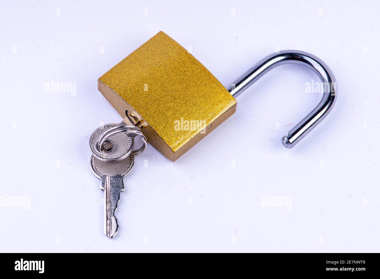 aprire il lucchetto con la chiave su bianco Foto Stock