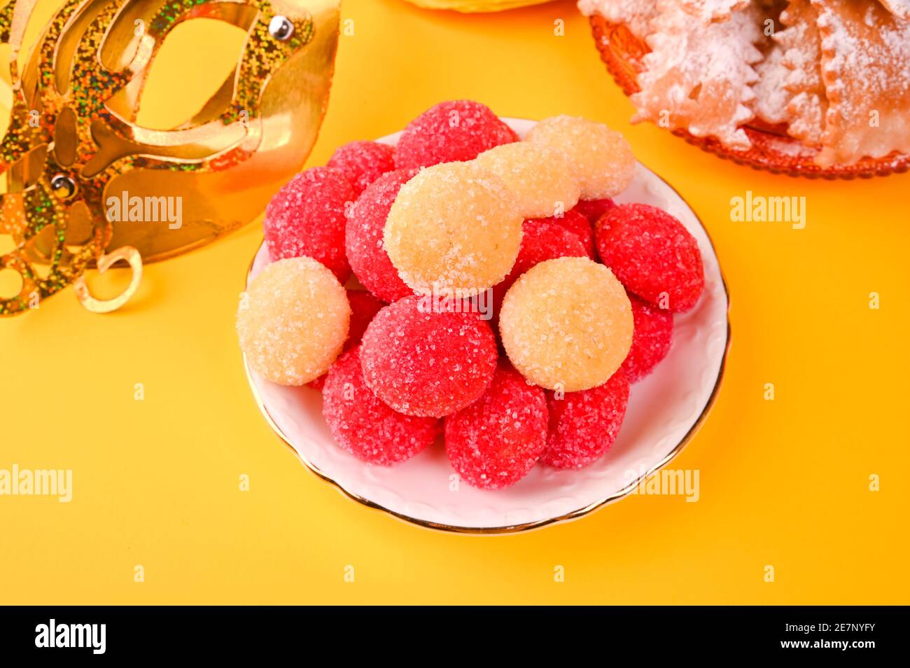 castagnole cotto su sfondo giallo. Dolci tradizionali durante il carnevale in italia. Street food, biscotti rotondi con zucchero per il carnevale di Venezia. Spazio di copia. Foto Stock