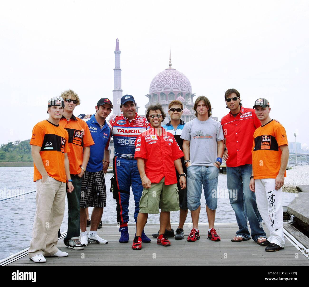 I motociclisti del Gran Premio e il campione di motoscafo di Formula 1 si  posano di fronte alla famosa Moschea Putra della Malesia a Putrajaya. I  motociclisti del Gran Premio posano con