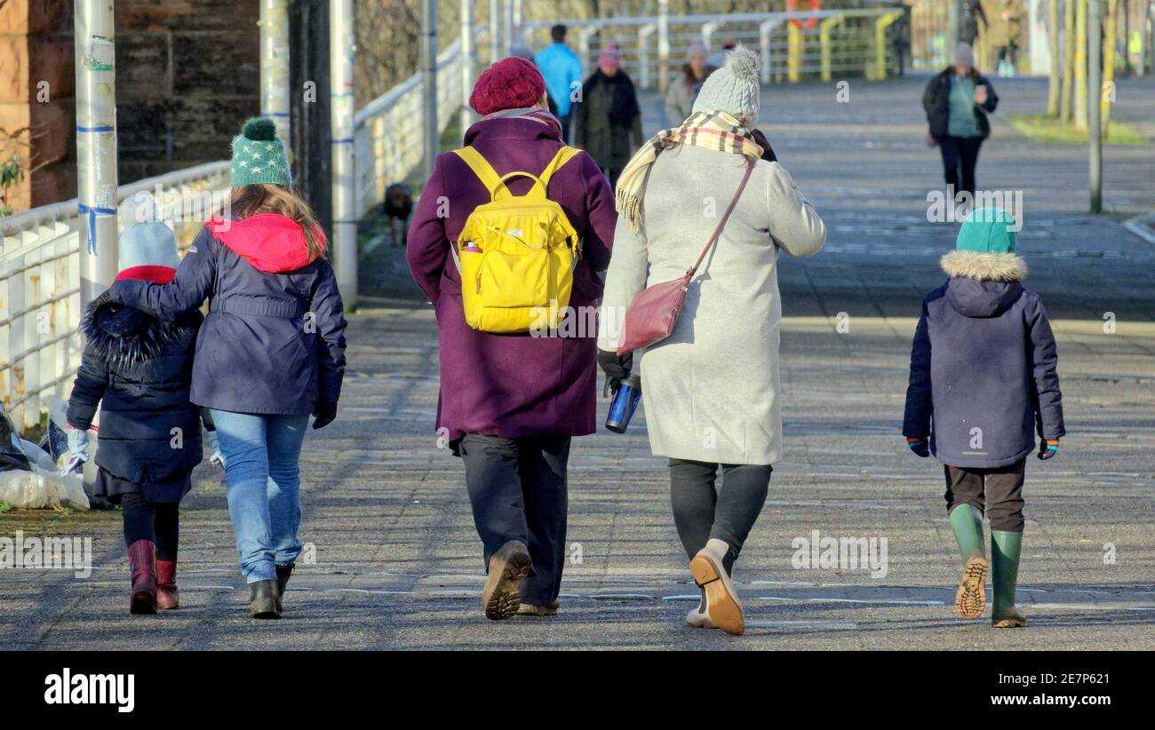 Glasgow, Scotland, UK.30th January, 2021, Lockdown Sabato un trafficato passaggio clyde nel bel tempo. Misery continua almeno la pioggia fermata come strade deserte nel centro città, le aree commerciali si basa in poster e wall art come un sostituto per la vita. Credit Gerard Ferry/Alamy Live News Foto Stock