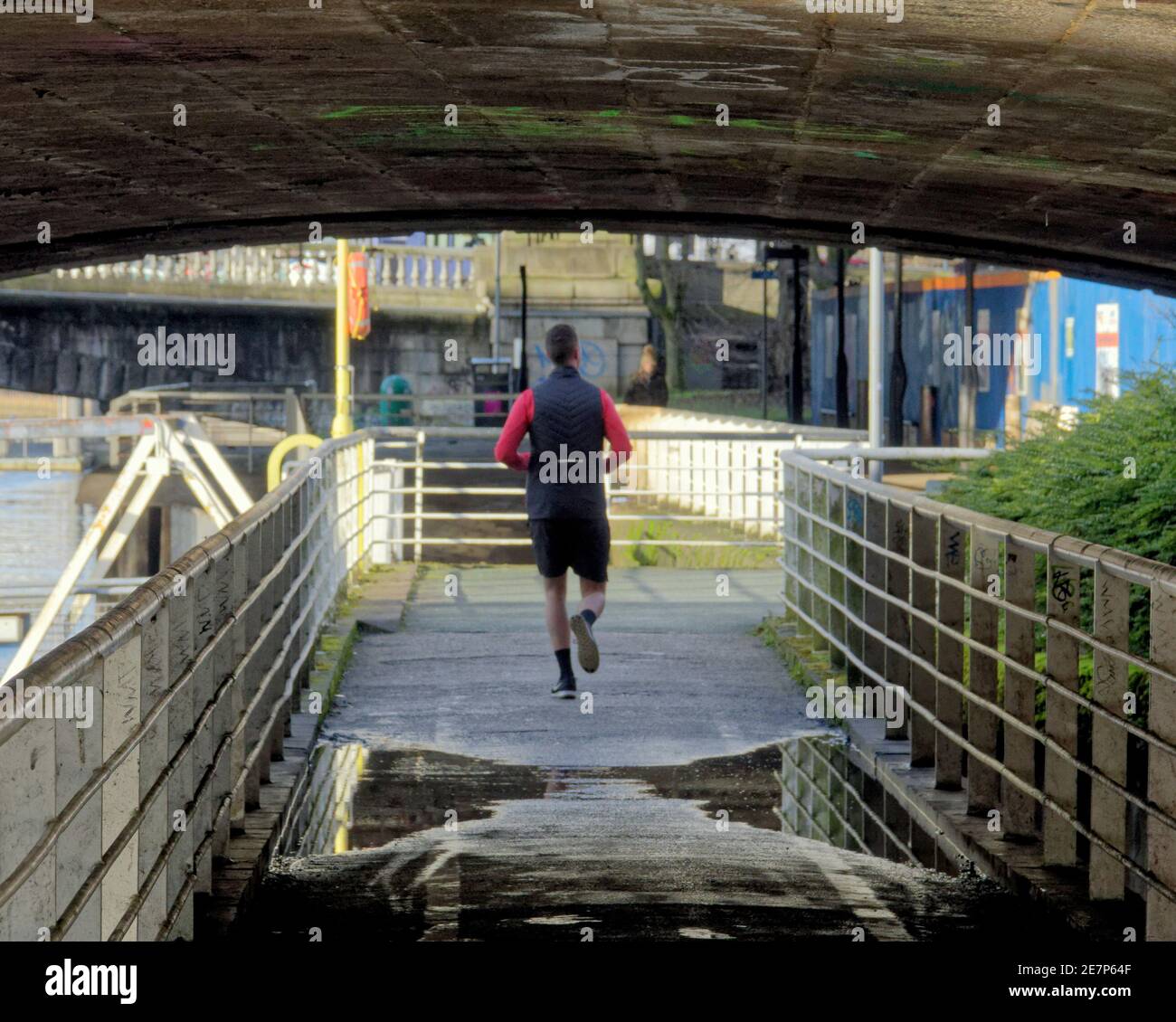 Glasgow, Scotland, UK.30th January, 2021, Lockdown Sabato un trafficato passaggio clyde nel bel tempo. Misery continua almeno la pioggia fermata come strade deserte nel centro città, le aree commerciali si basa in poster e wall art come un sostituto per la vita. Credit Gerard Ferry/Alamy Live News Foto Stock