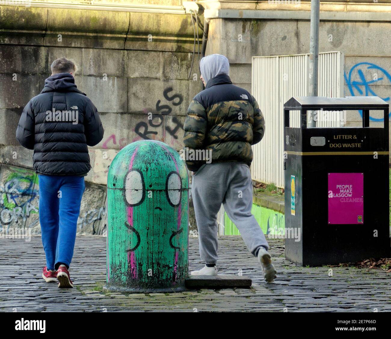 Glasgow, Scotland, UK.30th January, 2021, Lockdown Sabato un trafficato passaggio clyde nel bel tempo. Misery continua almeno la pioggia fermata come strade deserte nel centro città, le aree commerciali si basa in poster e wall art come un sostituto per la vita. Credit Gerard Ferry/Alamy Live News Foto Stock