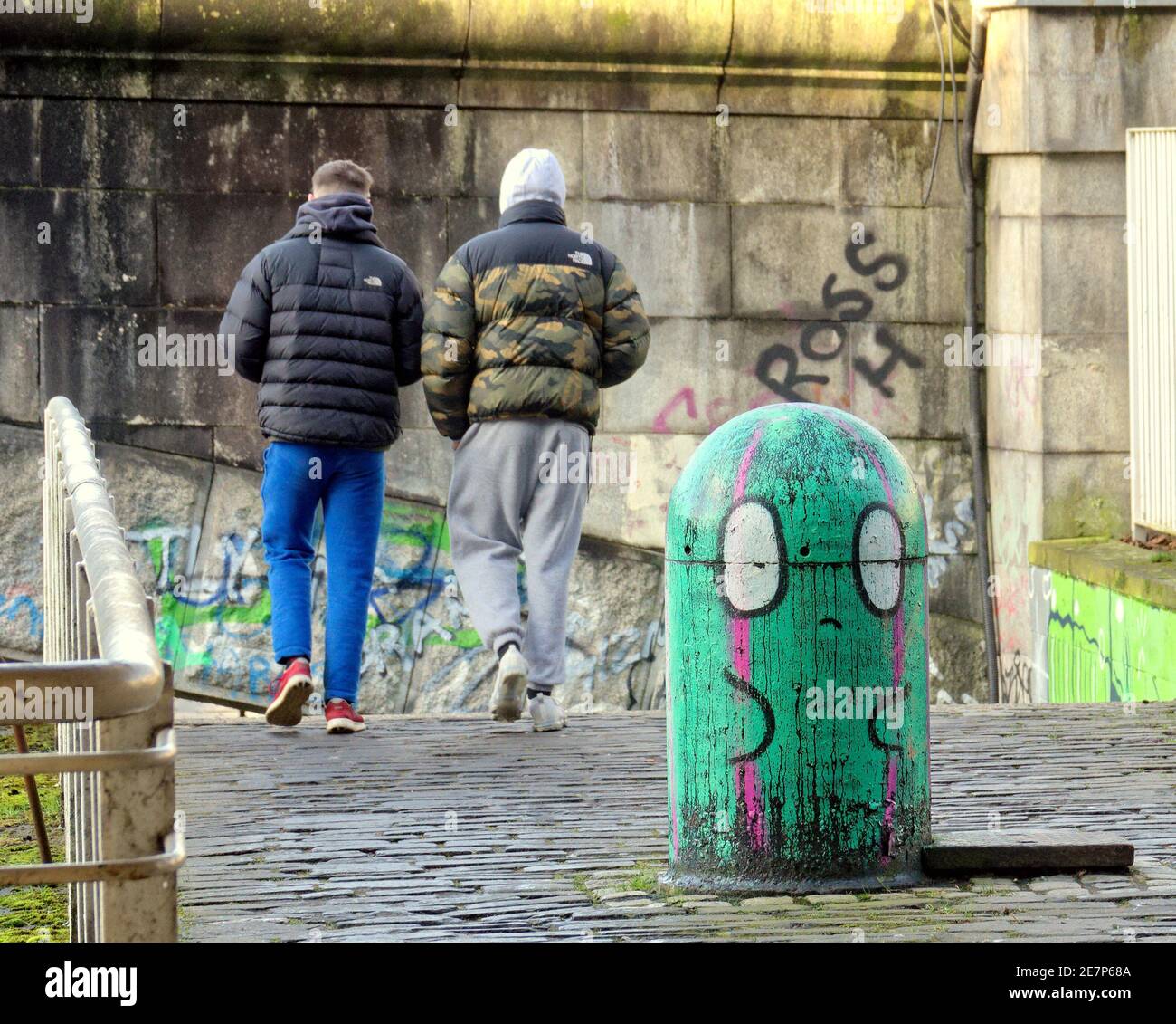 Glasgow, Scotland, UK.30th January, 2021, Lockdown Sabato un trafficato passaggio clyde nel bel tempo. Misery continua almeno la pioggia fermata come strade deserte nel centro città, le aree commerciali si basa in poster e wall art come un sostituto per la vita. Credit Gerard Ferry/Alamy Live News Foto Stock