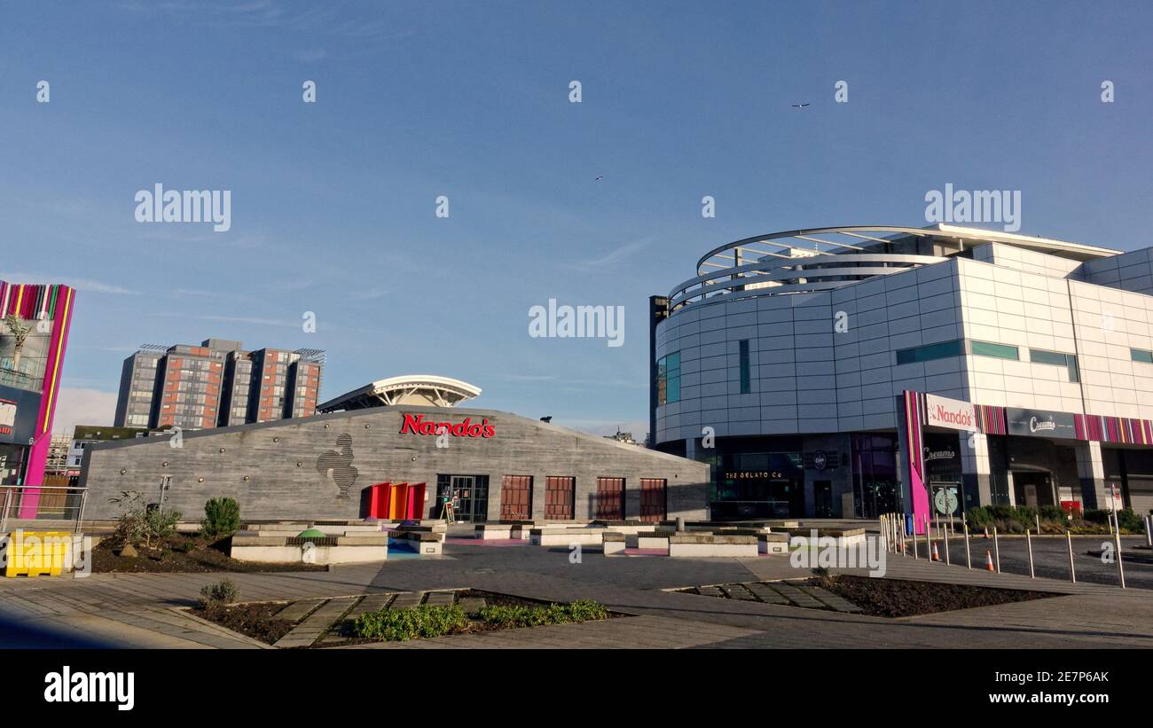 Glasgow, Scozia, Regno Unito.30 gennaio 2021, Il sabato di Lockdown sul Quuat di glasgow ha visto il fast food e il centro di intrattenimento deserted in quello che normalmente sarebbe un complesso pieno. La miseria continua almeno la pioggia fermata come strade deserte nel centro della città, le aree commerciali si affida a poster e wall art come sostituto della vita. Credit Gerard Ferry/Alamy Live News Foto Stock