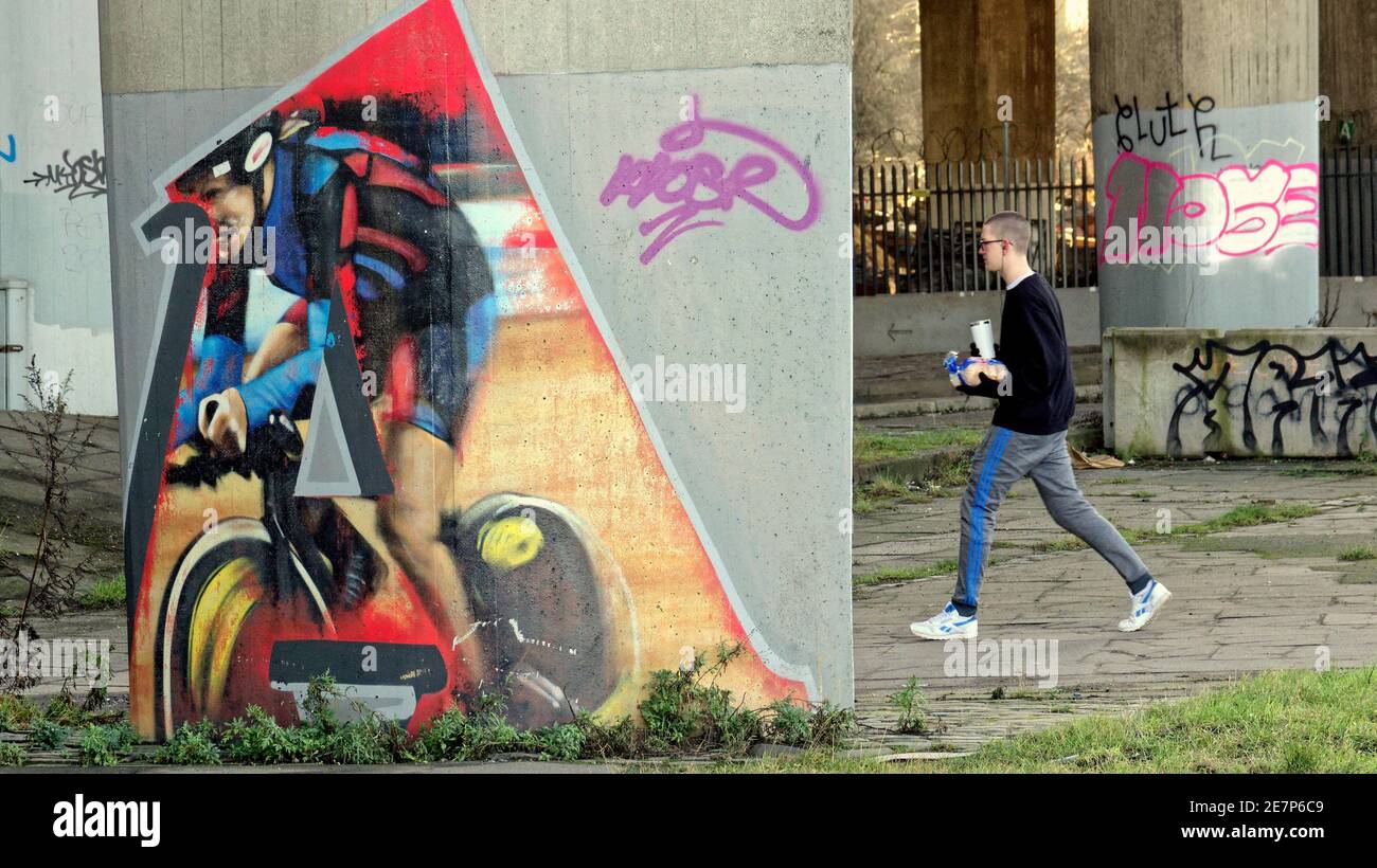 Glasgow, Scotland, UK.30th January, 2021, Lockdown Sabato sotto il ponte di kingston. Misery continua almeno la pioggia si fermò come strade deserte nelle aree commerciali del centro città si affida in poster e wall art come sostituto della vita. Credit Gerard Ferry/Alamy Live News Foto Stock