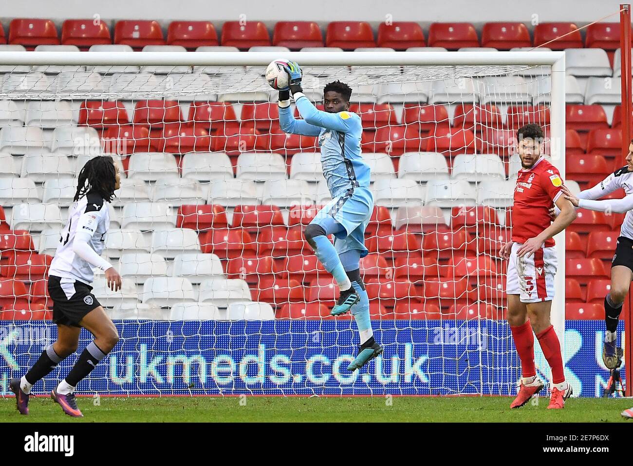 NOTTINGHAM, INGHILTERRA. 30 GENNAIO Brice Samba (30) di Nottingham Forest rende la palla al sicuro durante la partita Sky Bet Championship tra Nottingham Forest e Barnsley al City Ground, Nottingham sabato 30 gennaio 2021. (Credit: Jon Hobley | MI News) Credit: MI News & Sport /Alamy Live News Foto Stock