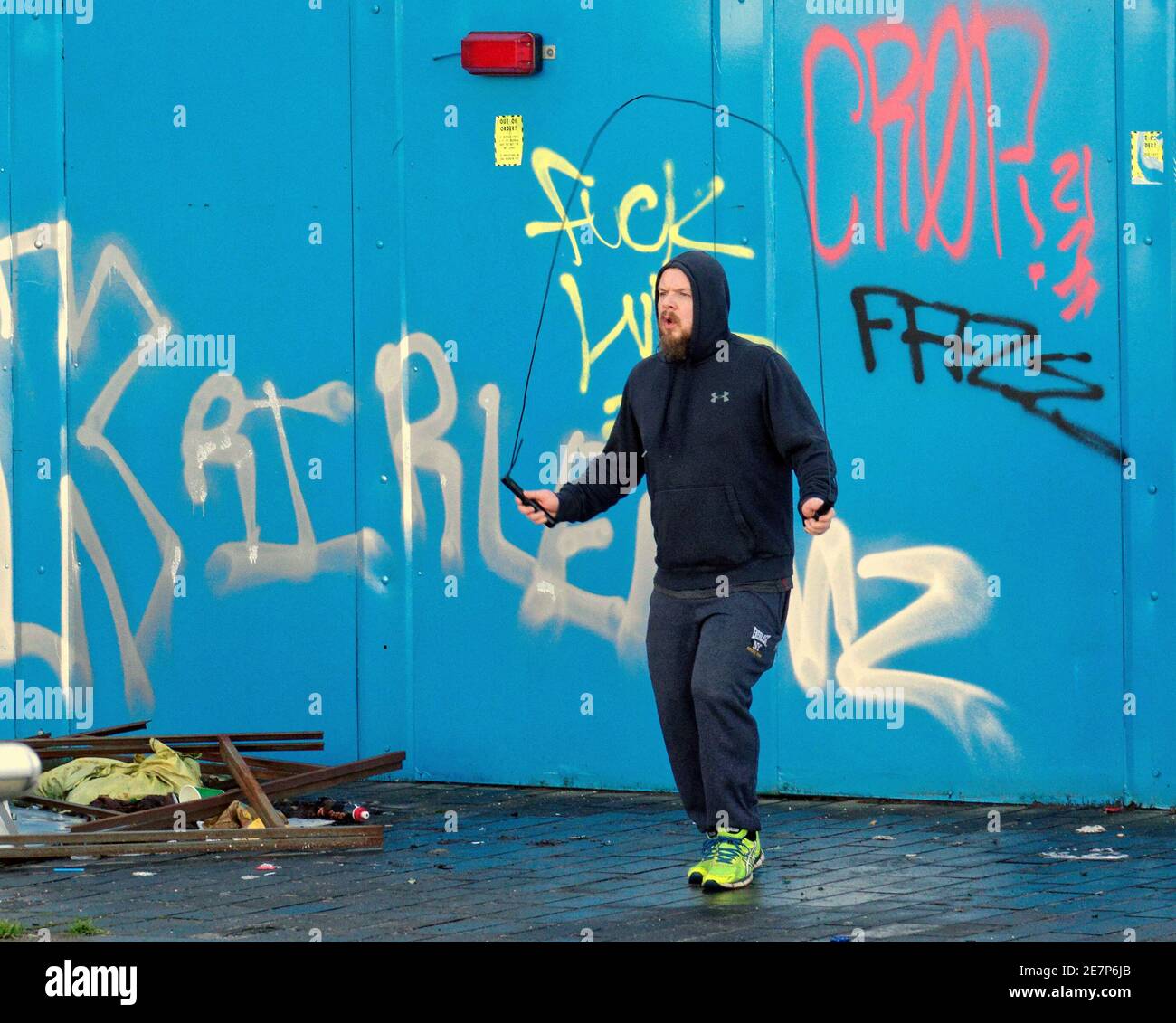 Glasgow, Scotland, UK.30th gennaio, 2021, Lockdown Sabato ha visto la gente prendere le strade per excercise in pubblico. Misery continua almeno la pioggia fermata come strade deserte nel centro città le aree commerciali si basa in poster e wall art come un sostituto per la vita. Credit Gerard Ferry/Alamy Live News Foto Stock