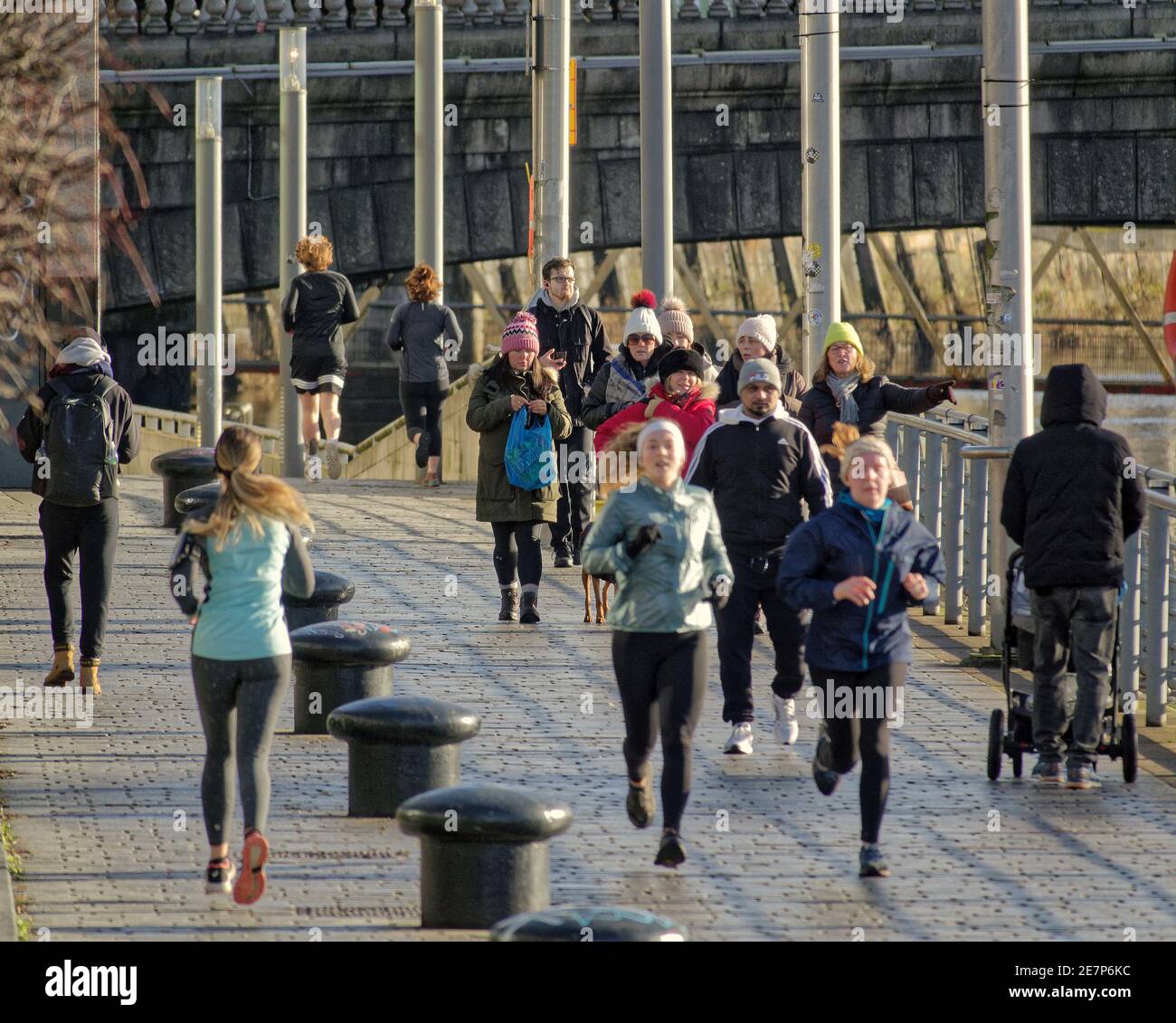 Glasgow, Scotland, UK.30th January, 2021, Lockdown Sabato un trafficato passaggio clyde nel bel tempo. Misery continua almeno la pioggia fermata come strade deserte nel centro città, le aree commerciali si basa in poster e wall art come un sostituto per la vita. Credit Gerard Ferry/Alamy Live News Foto Stock