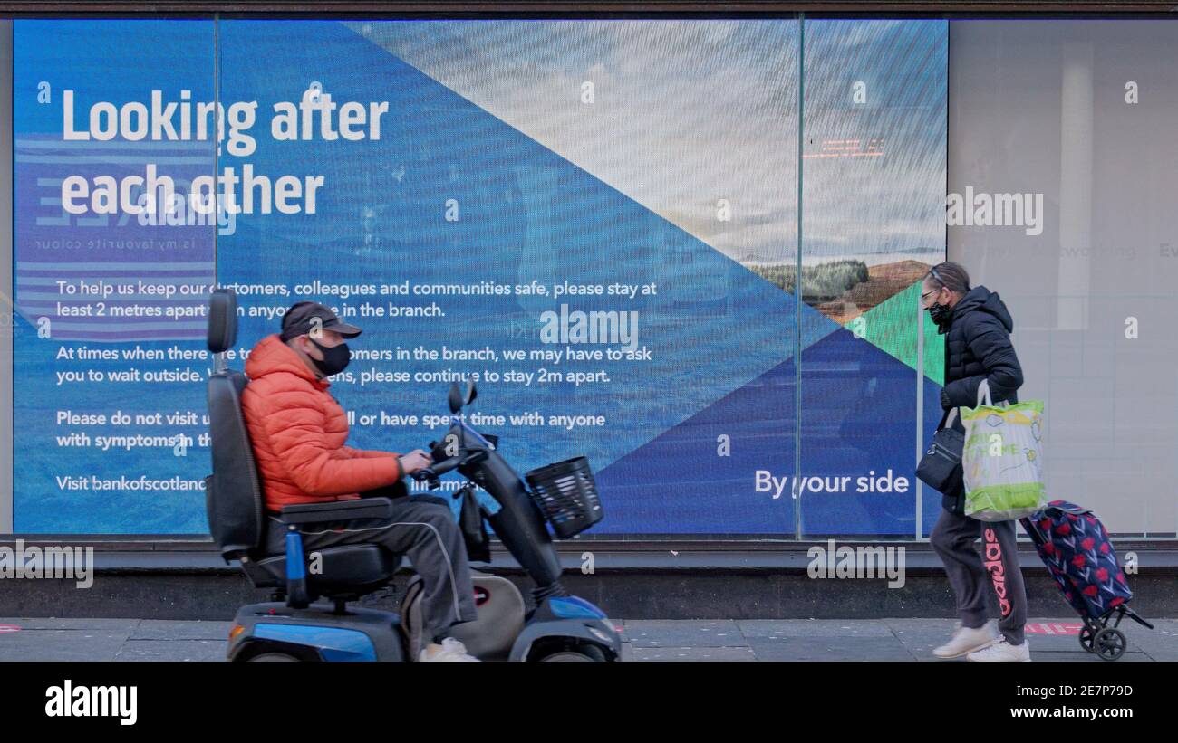 Glasgow, Scotland, UK.30th Gennaio, 2021, Lockdown Sabato ha visto la sincronicità o l'arte che rispecchia la vita. La miseria continua almeno la pioggia fermata come strade deserte nel centro città, le aree commerciali si affida in poster e wall art come un sostituto per la vita. Credit Gerard Ferry/Alamy Live News Foto Stock
