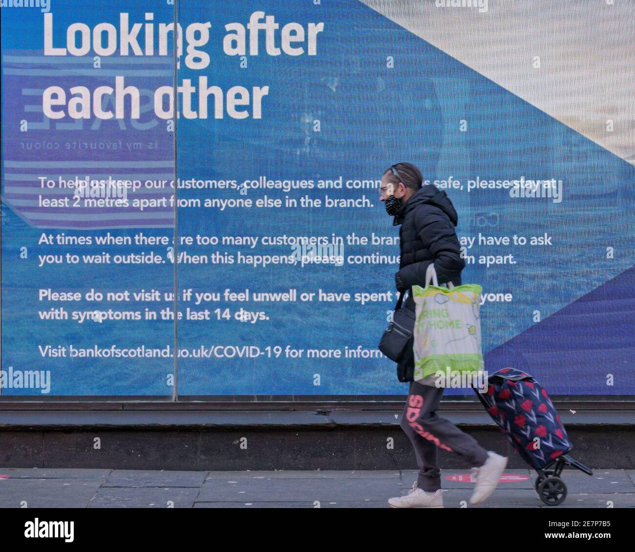 Glasgow, Scotland, UK.30th Gennaio, 2021, Lockdown Sabato ha visto la sincronicità o l'arte che rispecchia la vita. La miseria continua almeno la pioggia fermata come strade deserte nel centro città, le aree commerciali si affida in poster e wall art come un sostituto per la vita. Credit Gerard Ferry/Alamy Live News Foto Stock