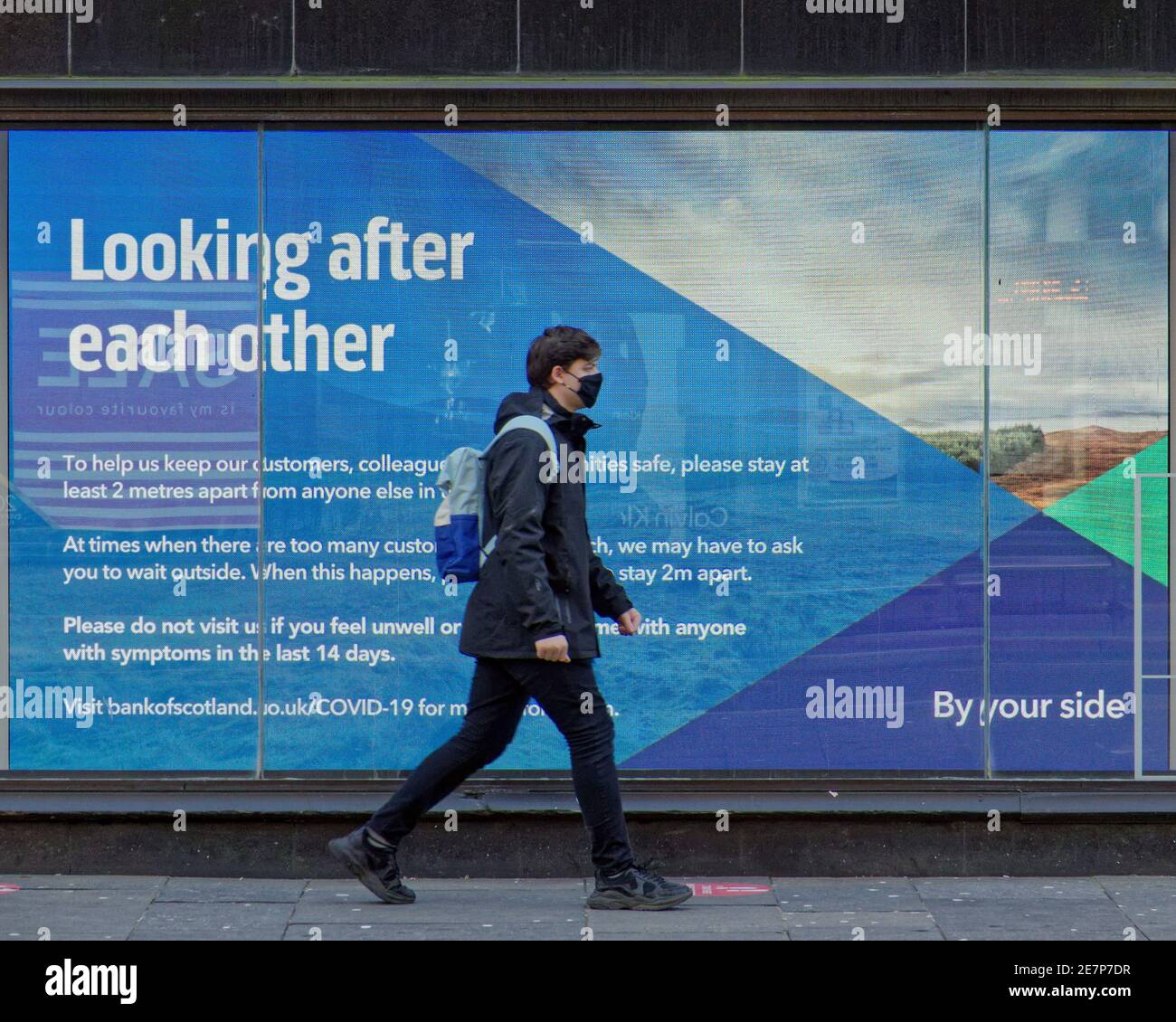 Glasgow, Scotland, UK.30th Gennaio, 2021, Lockdown Sabato ha visto la sincronicità o l'arte che rispecchia la vita. La miseria continua almeno la pioggia fermata come strade deserte nel centro città, le aree commerciali si affida in poster e wall art come un sostituto per la vita. Credit Gerard Ferry/Alamy Live News Foto Stock