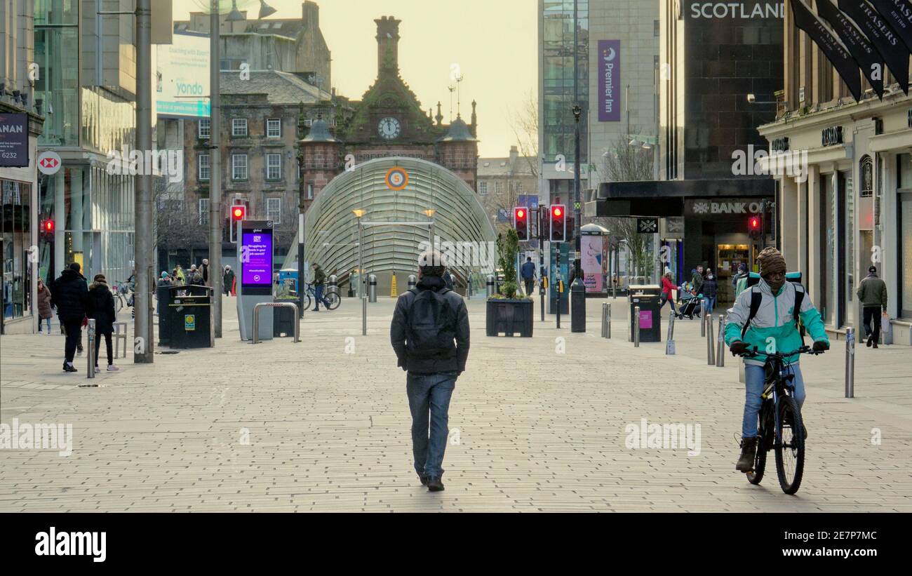 Glasgow, Scozia, Regno Unito.30 gennaio 2021, Lockdown sabato e il miglio di stile della scozia sono morti, in quanto i negozi di lusso sono tutti chiusi su buchanan Streeet. Misery continua almeno la pioggia fermata come strade deserte nel centro della città, le aree commerciali si basa su poster e muro arte come un sostituto della vita. Credit Gerard Ferry/Alamy Live News Foto Stock