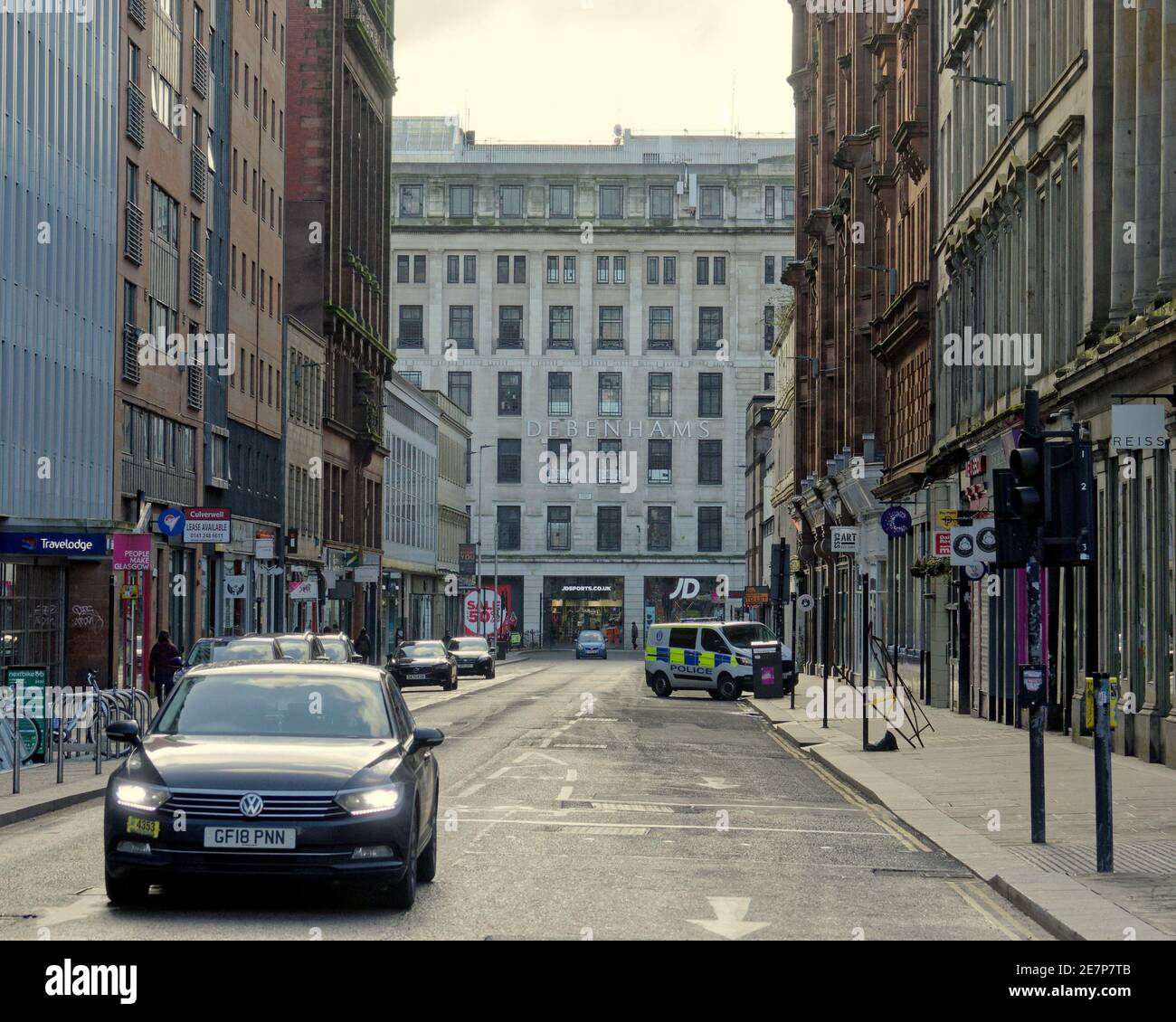 Glasgow, Scotland, UK.30th gennaio, 2021, Lockdown Sabato e la polizia assistere a un incidente dietro il principes Square Springfield Court Breah in su queen streeet misery continua almeno la pioggia fermata come strade deserte nel centro città le aree commerciali si basa in poster e wall art come un sostituto per la vita. Credit Gerard Ferry/Alamy Live News Foto Stock