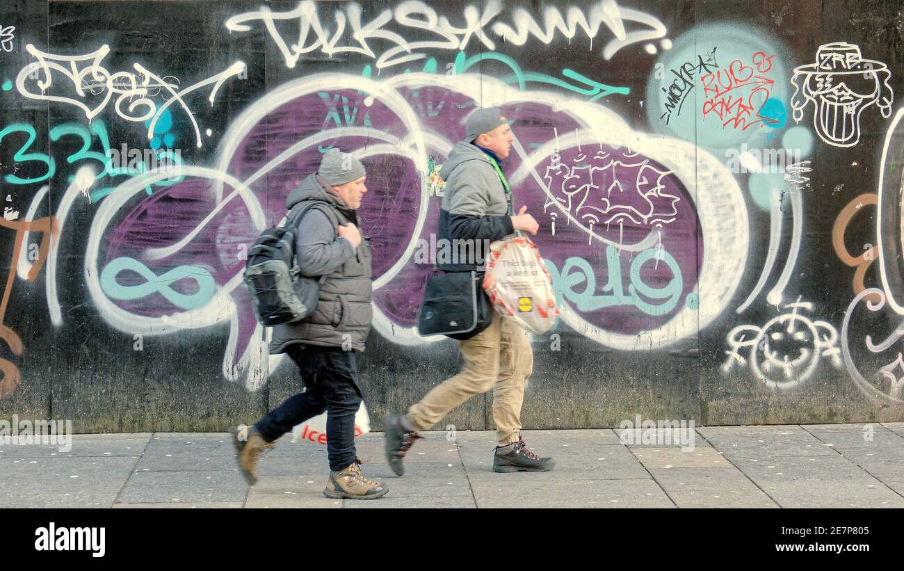 Glasgow, Scotland, UK.30th Gennaio, 2021, Lockdown Sabato ha visto la sincronicità o l'arte che rispecchia la vita. La miseria continua almeno la pioggia fermata come strade deserte nel centro città, le aree commerciali si affida in poster e wall art come un sostituto per la vita. Credit Gerard Ferry/Alamy Live News Foto Stock
