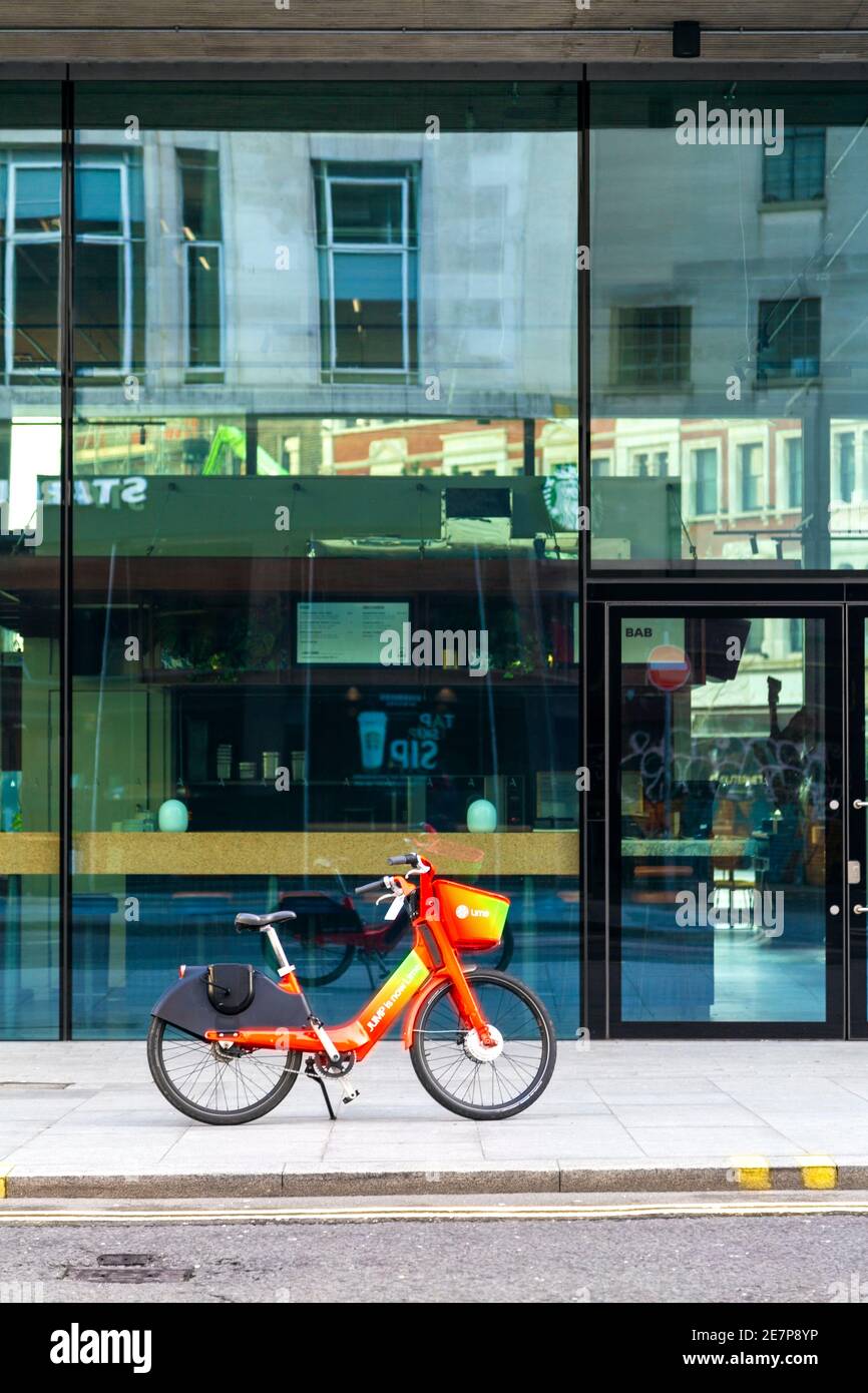 Bicicletta elettrica DA SALTO senza dockless ribattonata da Lime dopo la presa in consegna da Uber a Londra, Regno Unito Foto Stock