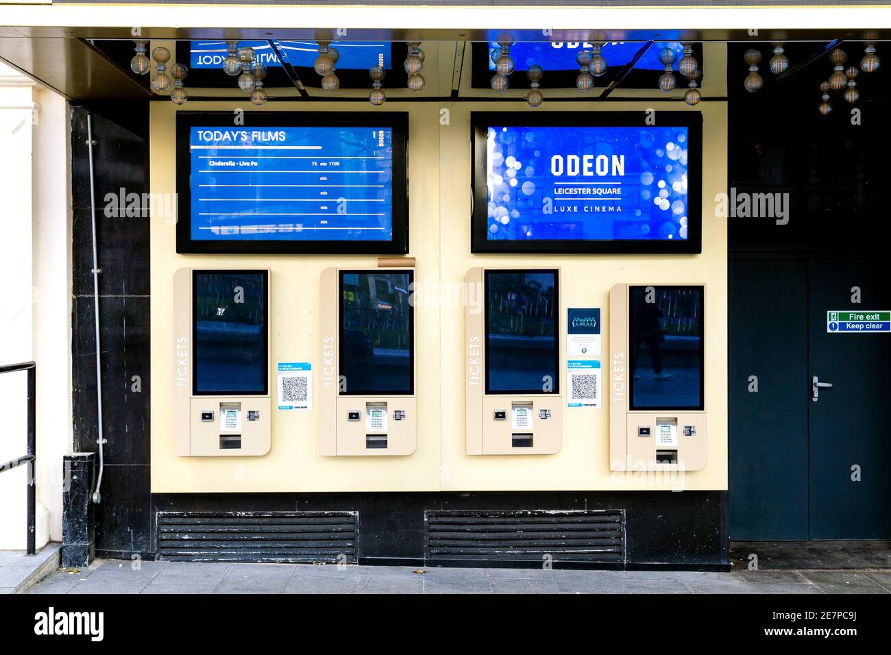 Distributori di biglietti per il cinema fuori dal cinema Leicester Square Odeon, Londra, Regno Unito Foto Stock
