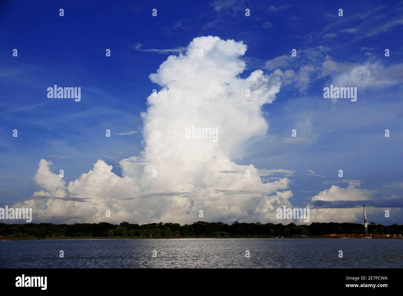 Cielo blu sulle rive del fiume Barisal Kirtan, Bangladesh. Foto Stock