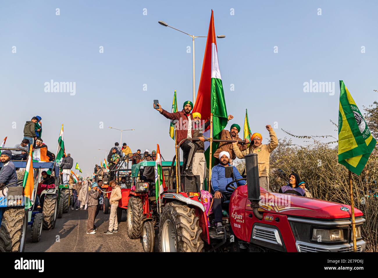 un numero enorme di trattori con bandiera indiana che va per il raduno di trattori durante la protesta degli agricoltori al confine di tikri, delhi, india. Foto Stock