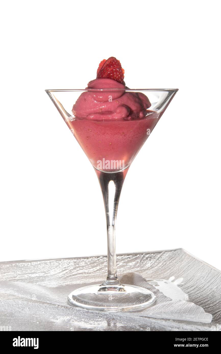 gelato al sorbetto di fragole in vetro di martini su vassoio di vetro isolato su bianco Foto Stock
