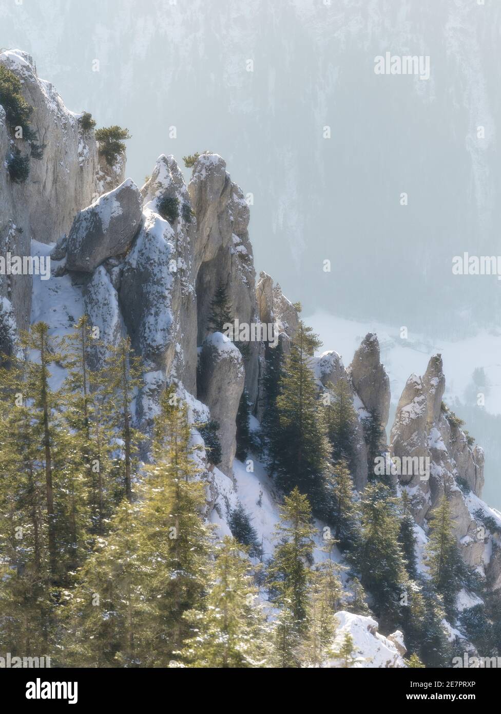 Splendide montagne illuminate dal sole coperte di neve Foto Stock