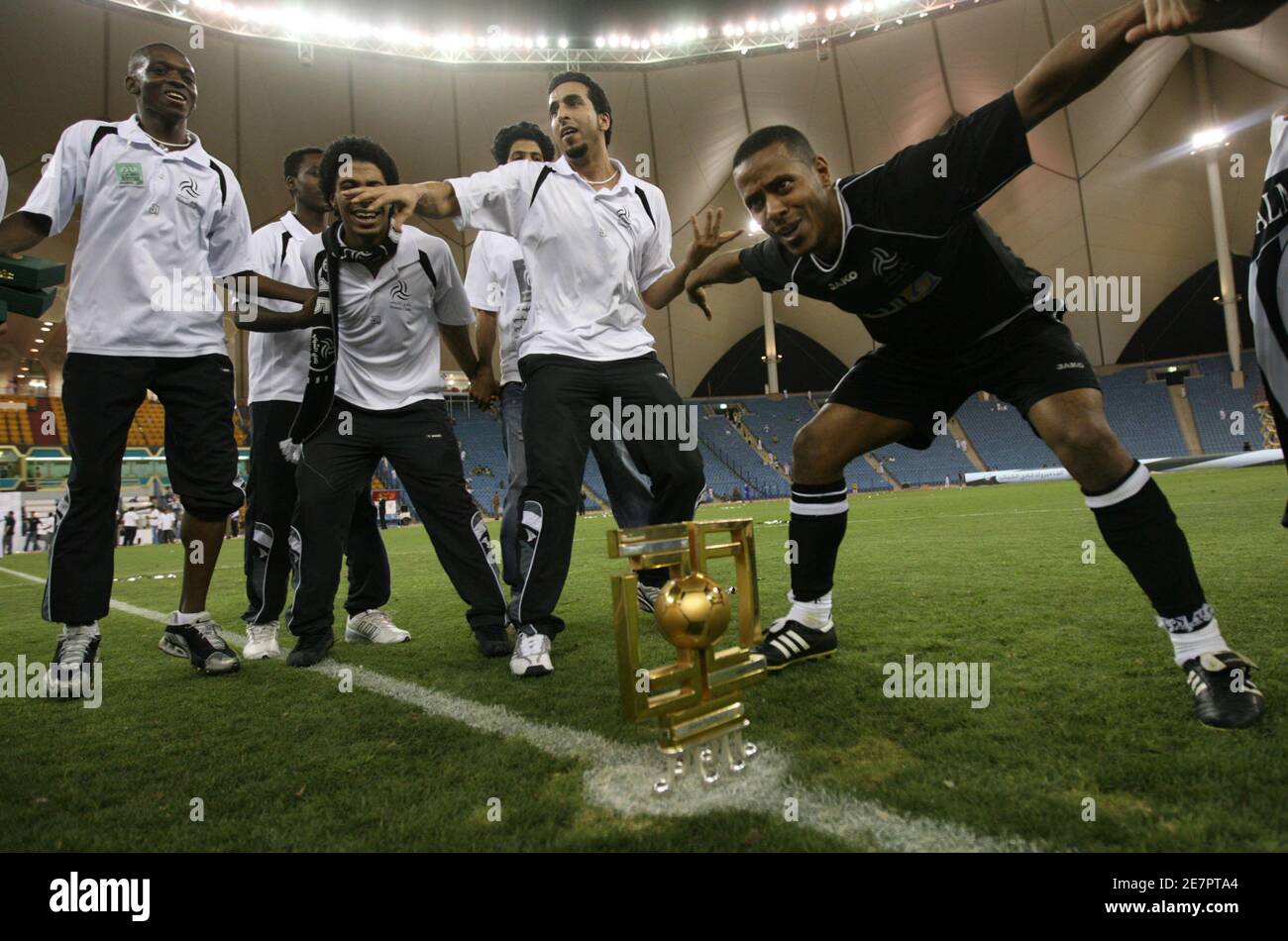 I giocatori di al Shabab festeggiano con la Coppa del Re Saudita Abdullah dopo aver sconfitto al Itihad in una partita di calcio finale a Riyadh il 14 maggio 2008. REUTERS/Fahad Shadeed. (ITALIA) Foto Stock