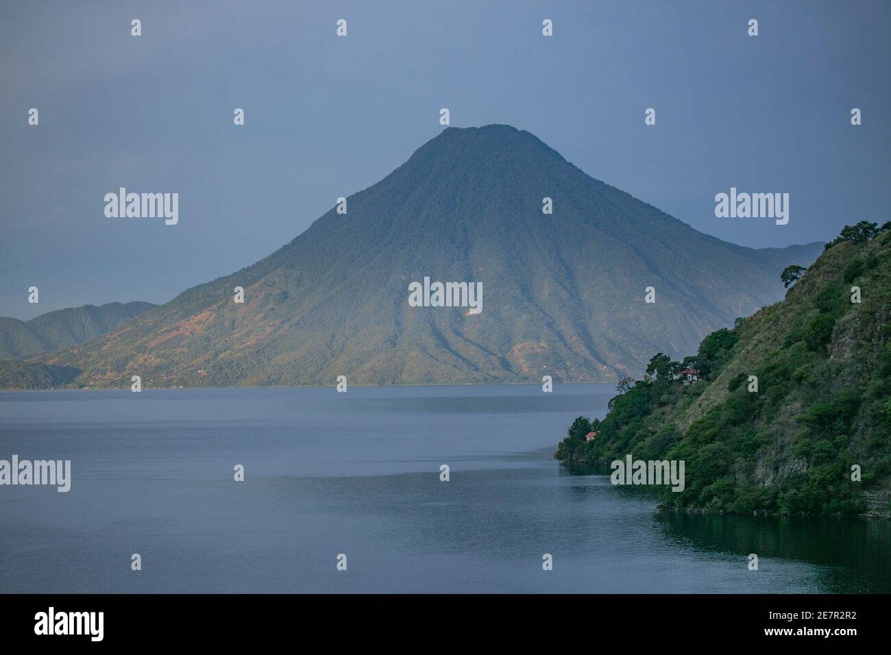 Vulcano sul lago Atitlan, Guatemala Foto Stock
