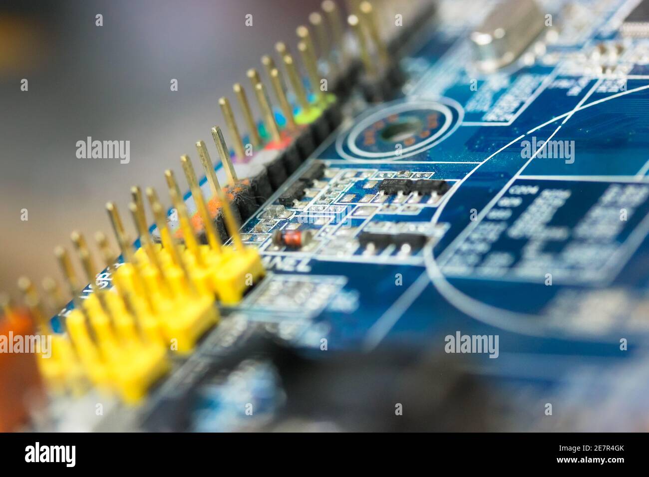 Il lato opposto della colorata microboard su sfondo blu. Scheda elettronica con componenti elettrici, computer. Foto di alta qualità Foto Stock