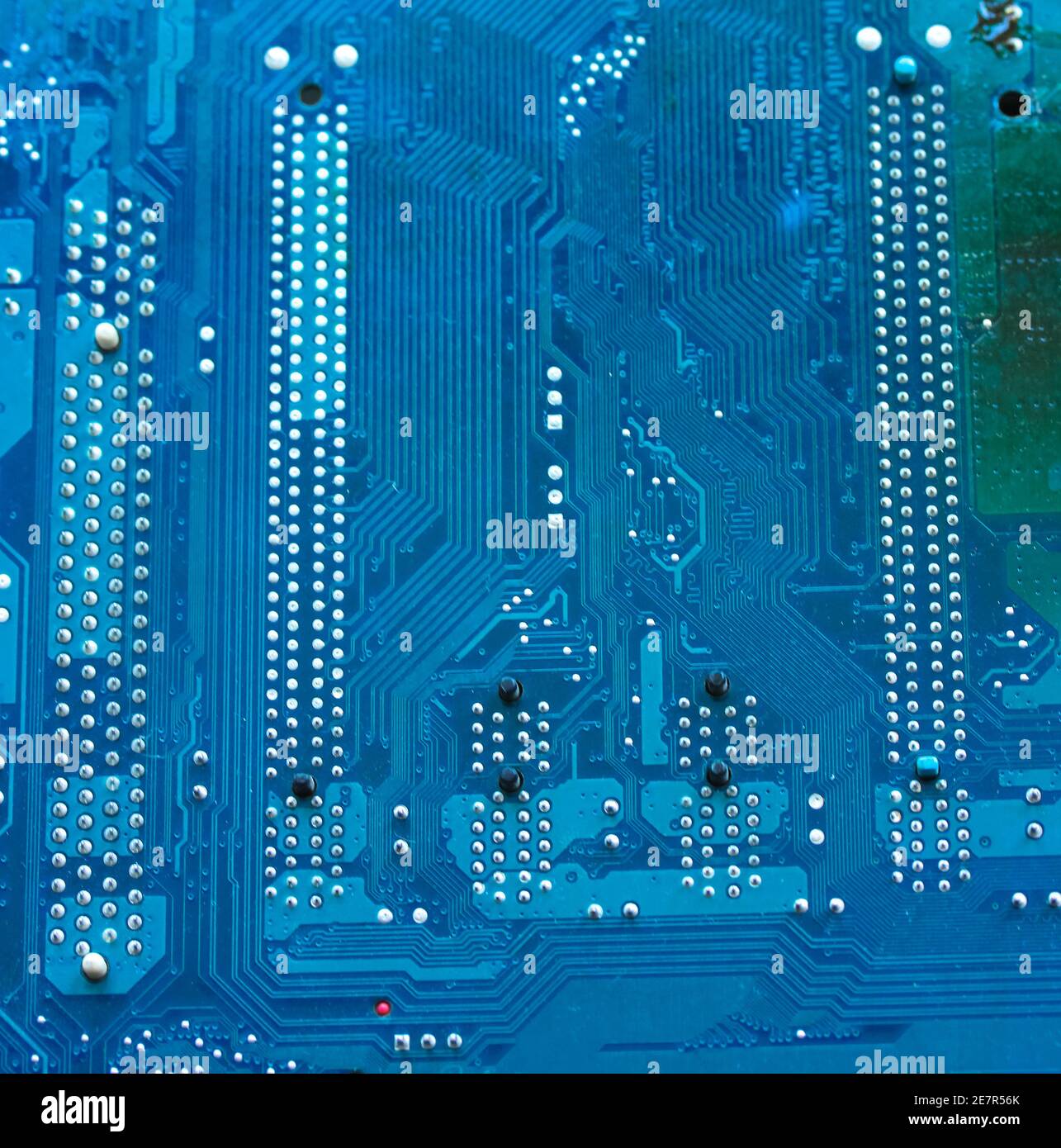 Il lato opposto della microscheda su sfondo blu. Scheda elettronica con componenti elettrici, computer. Foto di alta qualità Foto Stock
