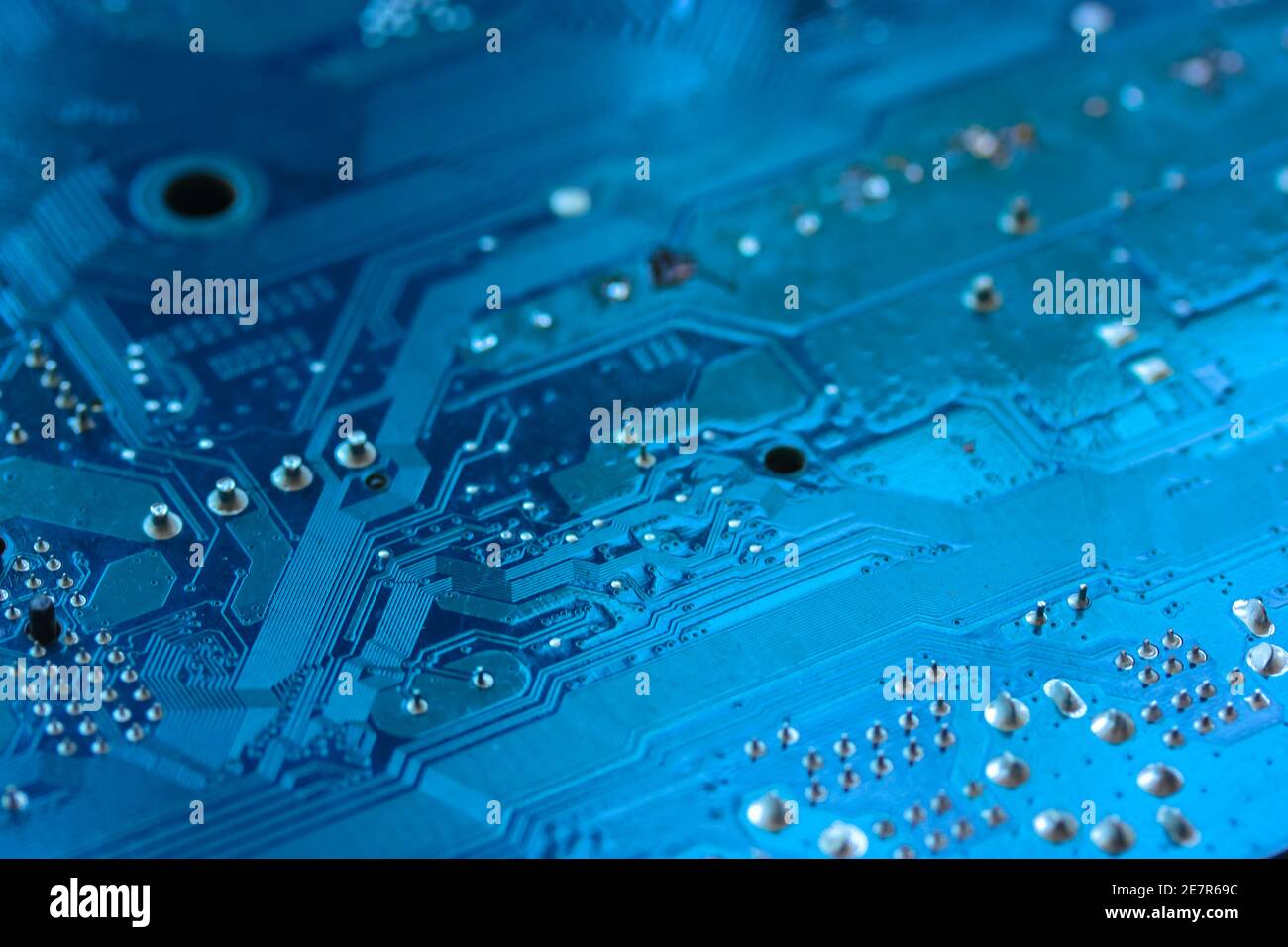 Il lato opposto della microscheda su sfondo blu. Scheda elettronica con componenti elettrici, computer. Foto di alta qualità Foto Stock