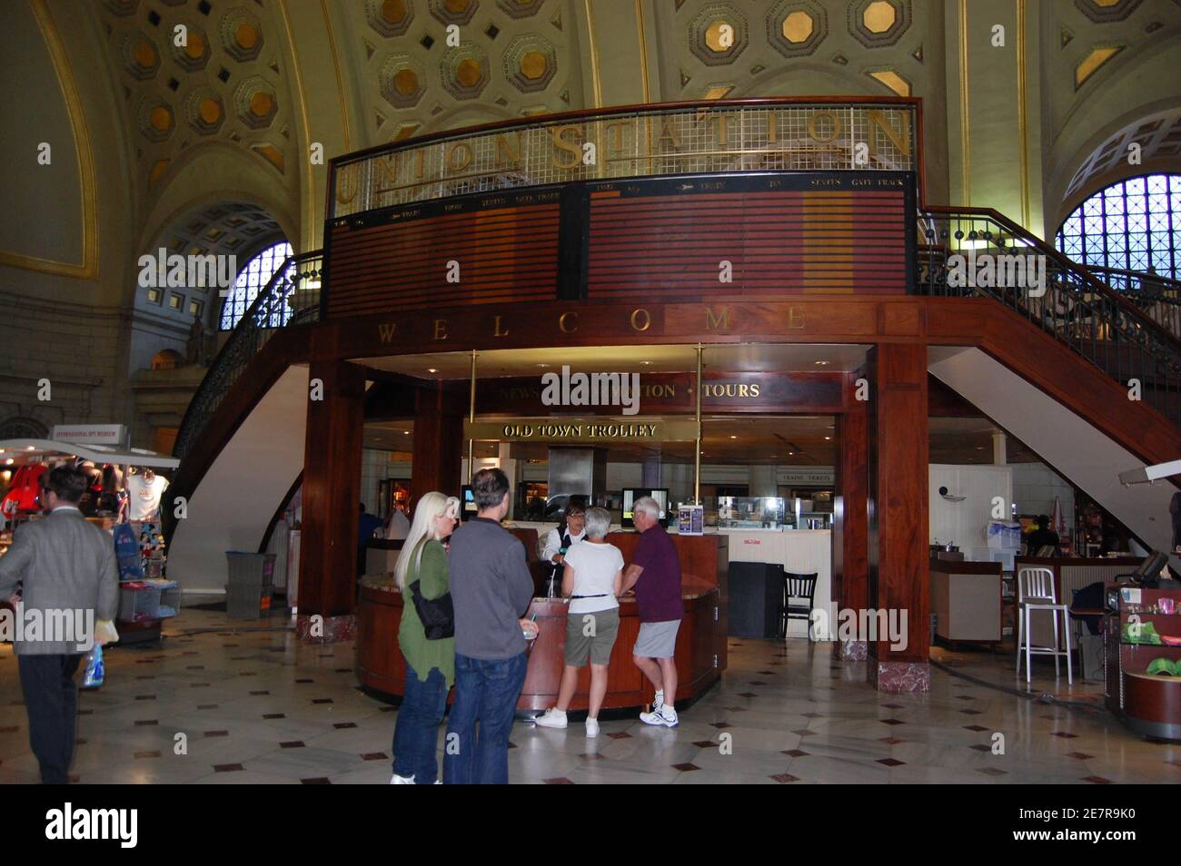 Ingresso alla Union Station Washington DC AMTRAK scale archi archi legno persone in attesa di imbarco Biglietti treno treni treno all'interno dell'edificio artistico AMTR Foto Stock