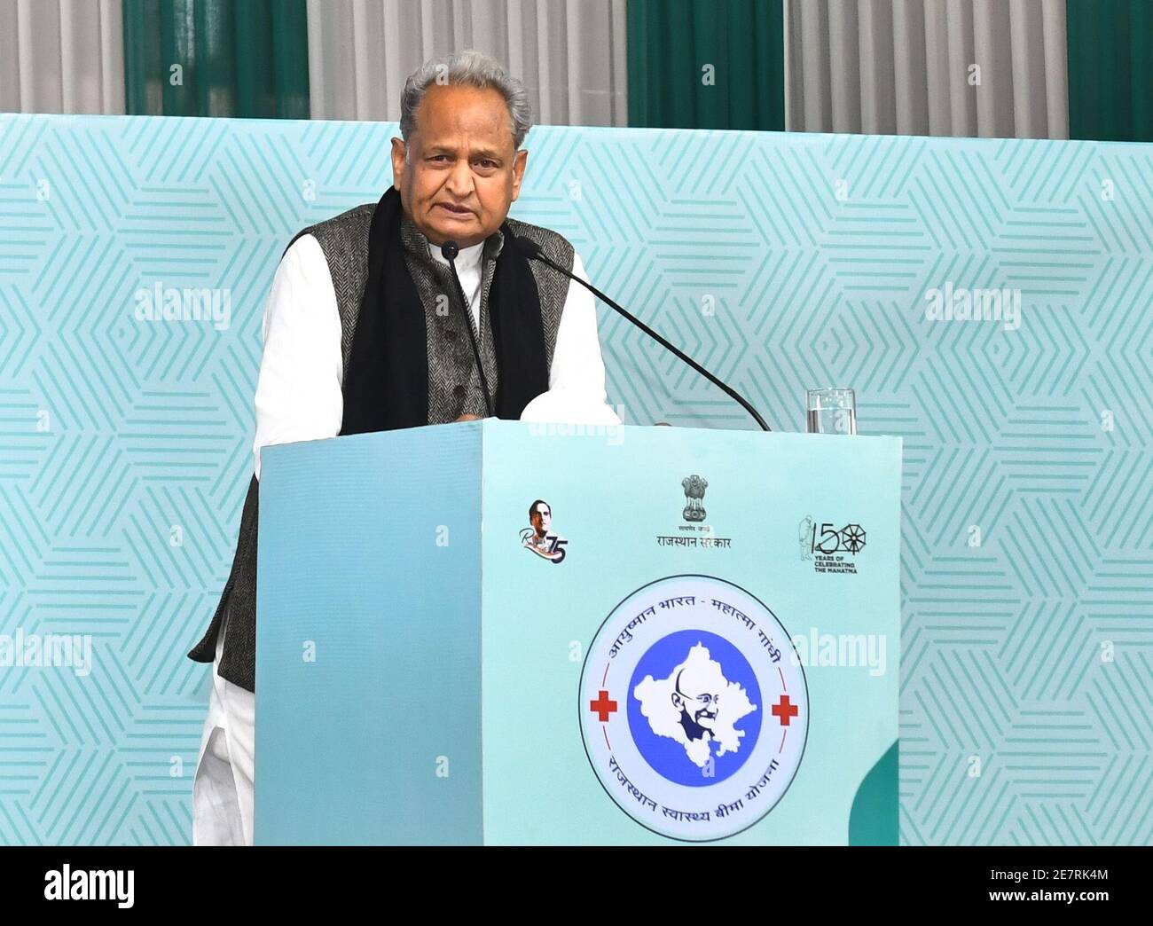 Jaipur, Rajasthan, India, Jan.30, 2021: Il ministro capo del Rajasthan Ashok Gehlot lancia l'Ayushman Bharat Mahatma Gandhi Swasthya Bima Yojna (programma di assicurazione sanitaria) a Jaipur. Il nuovo piano di assicurazione sanitaria del governo del Rajasthan beneficerà 1.30 famiglie di crore e otterrebbero la copertura medica gratuita. Credit: Sumit Saraswat/Alamy Live News Foto Stock