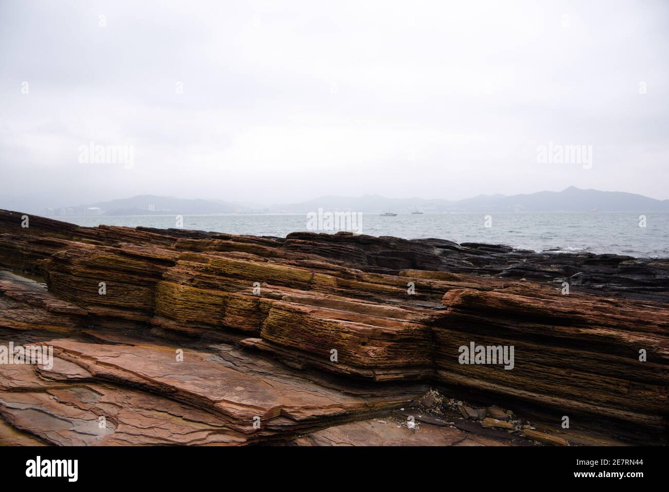 Tung Ping Chau, Hong Kong - rocce sedimentarie con una varietà di abrasioni marine lungo la sua costa Foto Stock