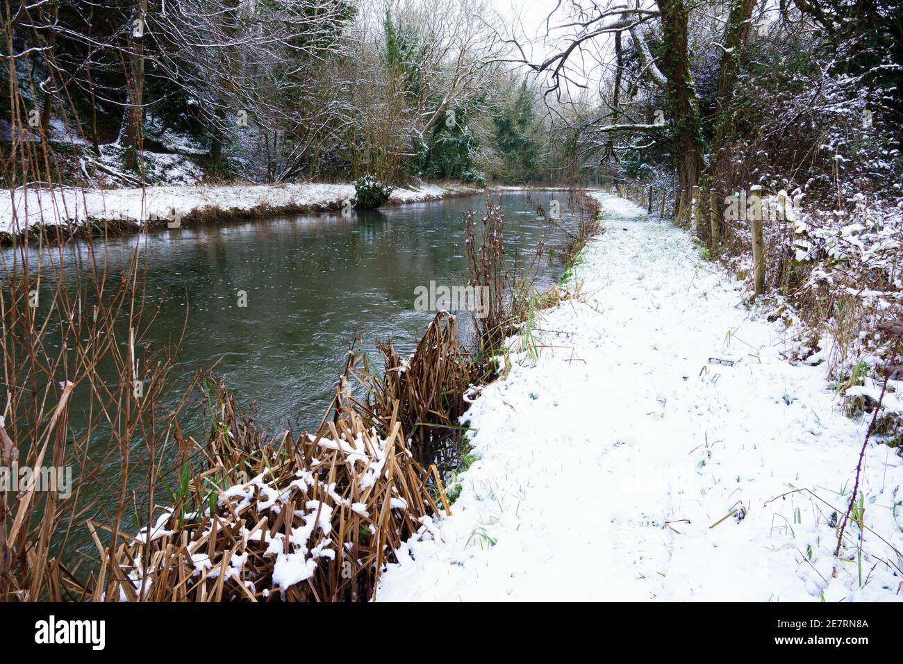 vista panoramica invernale lungo il fiume con rive innevate Foto Stock