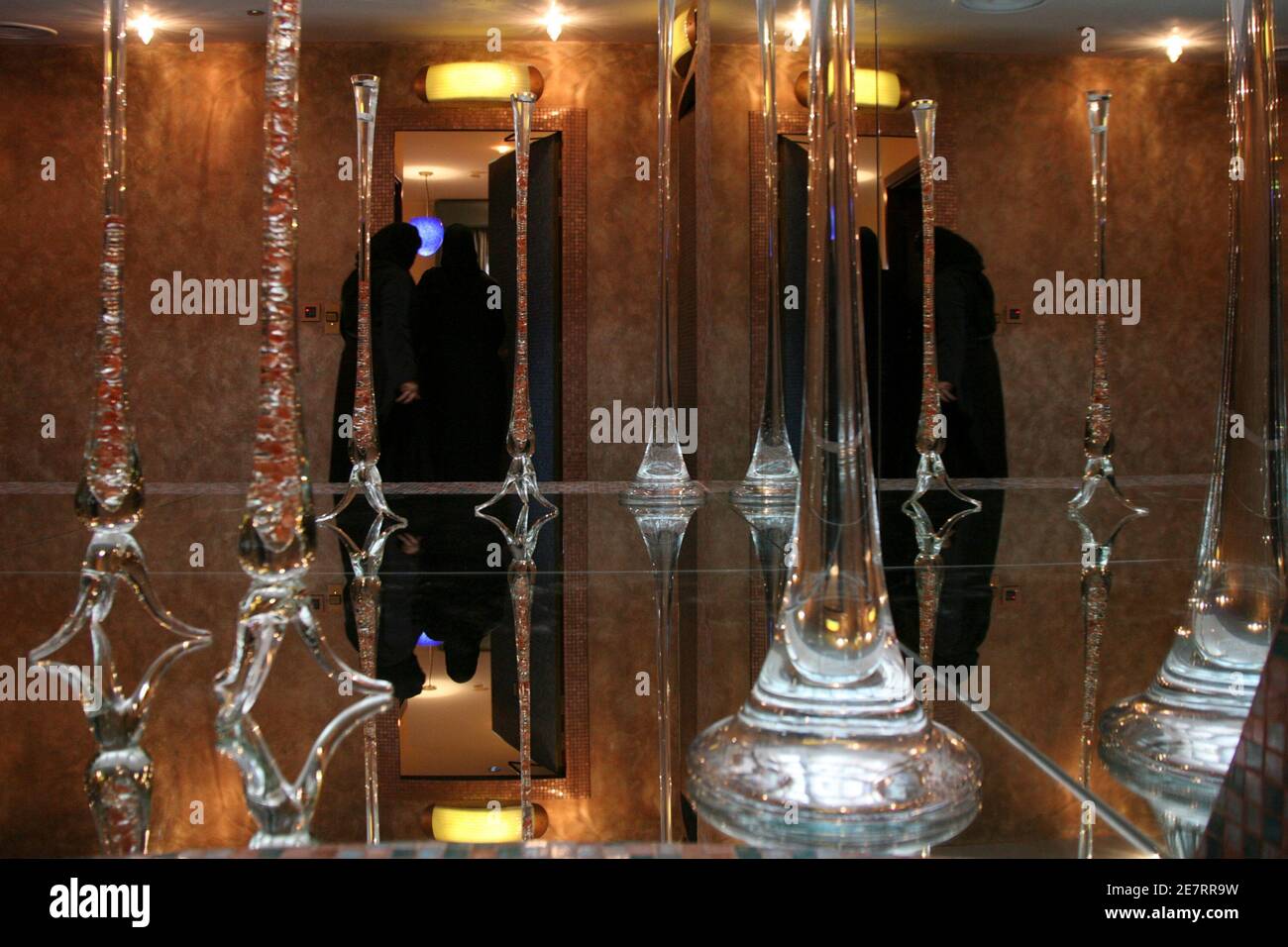 Le donne saudite sono viste all'interno del Luthan Hotel, che si rivolge esclusivamente alle donne, a Riyadh 19 marzo 2008. Il primo hotel del regno, esclusivamente per le donne, è stato aperto il mercoledì ed offre alloggi lussuosi con una gamma completa di strutture per la salute e la bellezza per le Signore che si coccolano lontano dagli occhi accusanti di una società dominata da uomini. REUTERS/Fahad Shadeed (ARABIA SAUDITA) Foto Stock