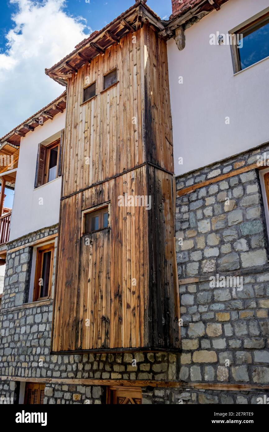 Spring Street vista ad angolo basso, costruzione di estensione in legno, città di Metsovo, Epiro, Grecia. La struttura è popolare stazione sciistica invernale greca con vecchie case in stile balcanico Foto Stock