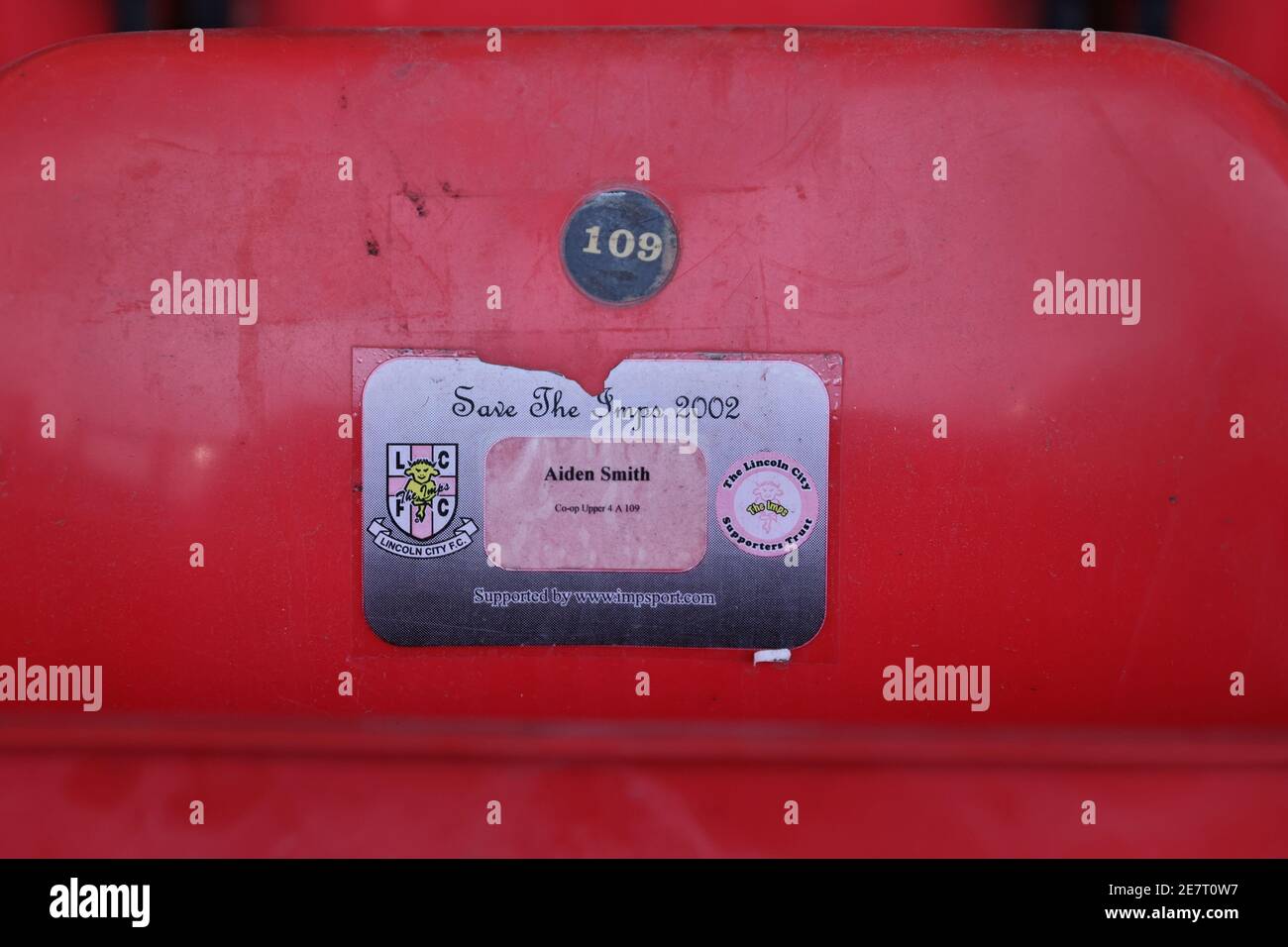 LINCOLN, INGHILTERRA. 30 GENNAIO. A Save l'etichetta imp è vista su un posto vuoto tifosi durante la partita Sky Bet League 1 tra Lincoln City e Doncaster Rovers allo stadio LNER, Lincoln, sabato 30 gennaio 2021. (Credit: James HolyOak | MI News) Credit: MI News & Sport /Alamy Live News Foto Stock